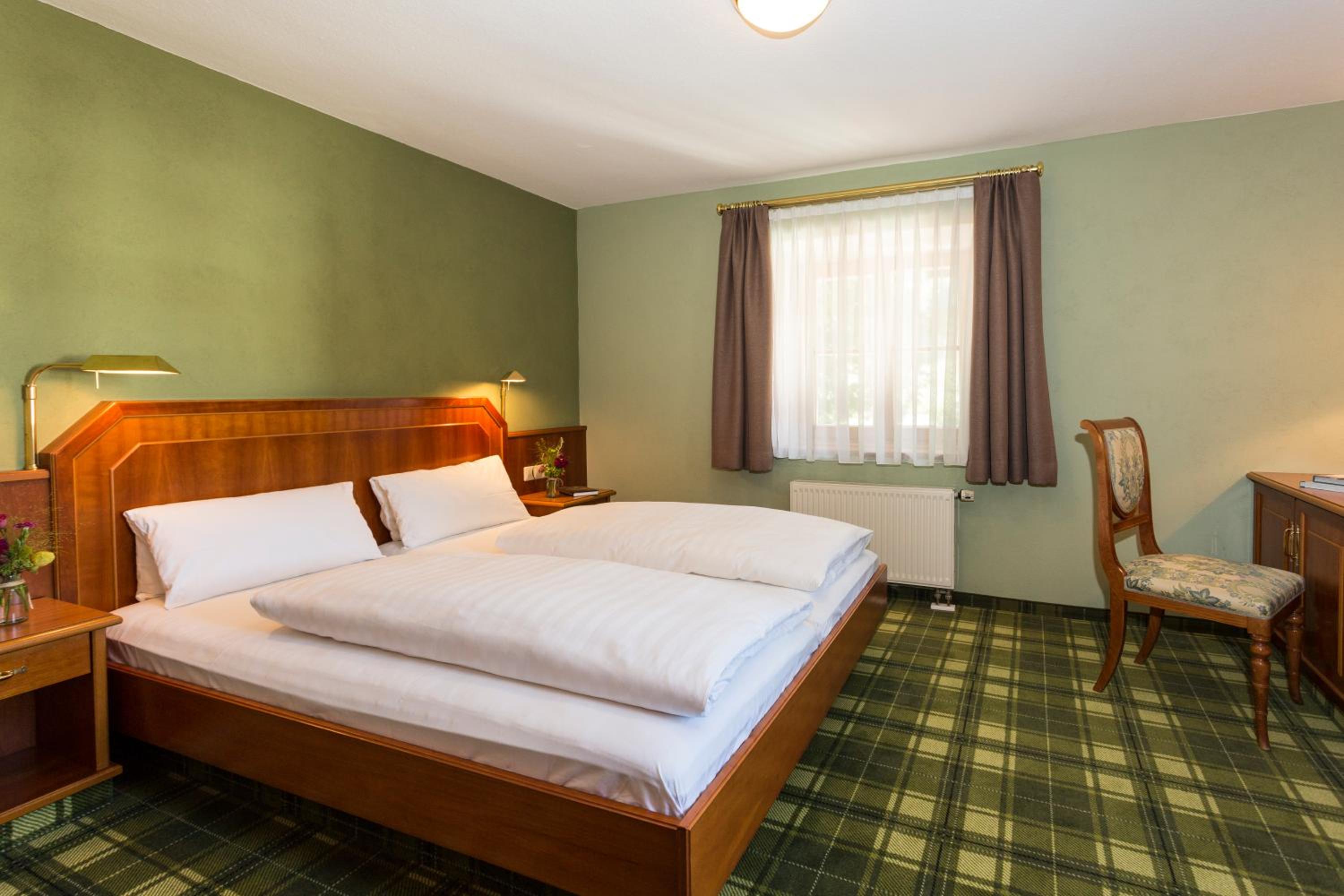 Large Double Room without balcony, in side building photo 2