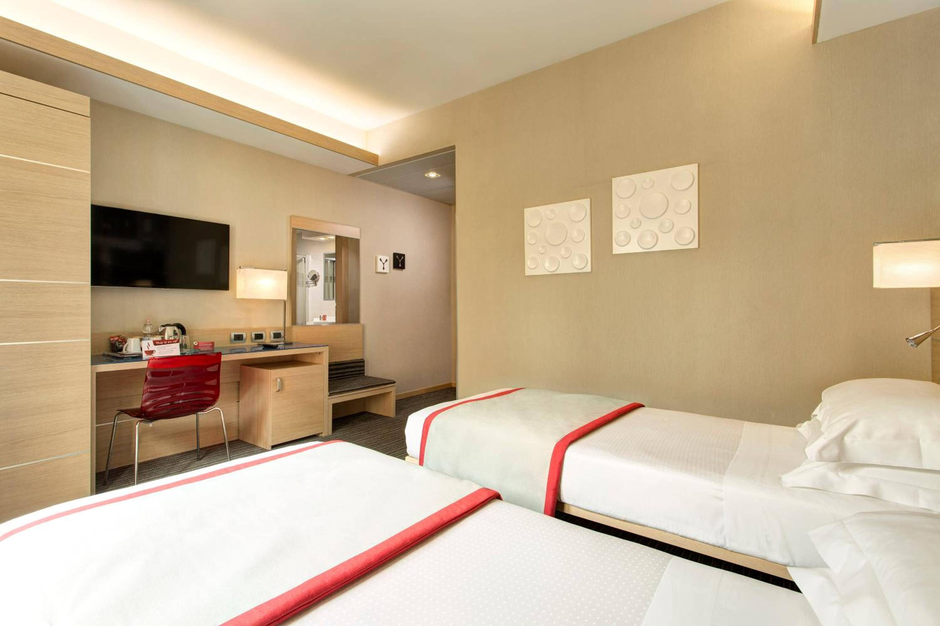 Twin Room thumbnail 5