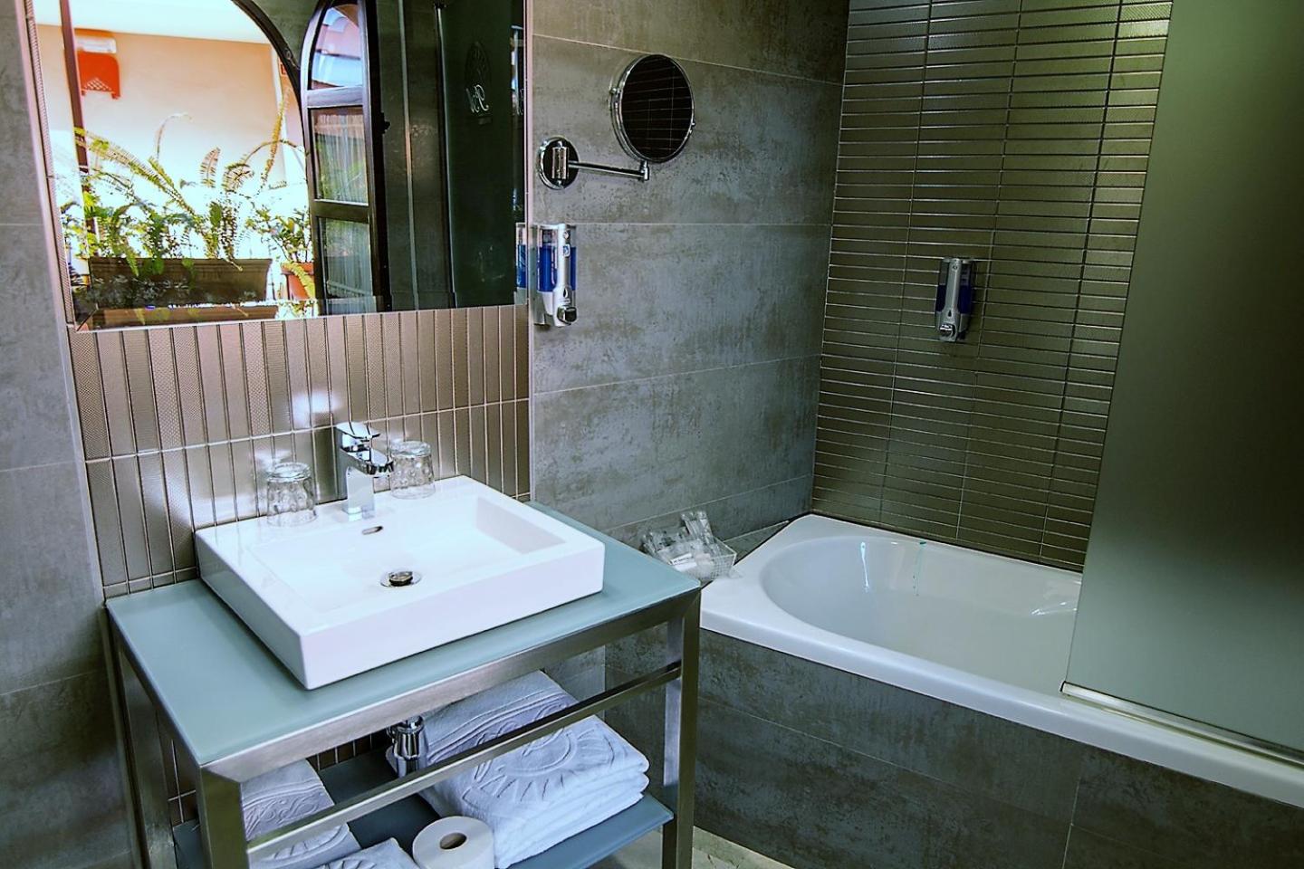 Double or Twin Room - Photo 10