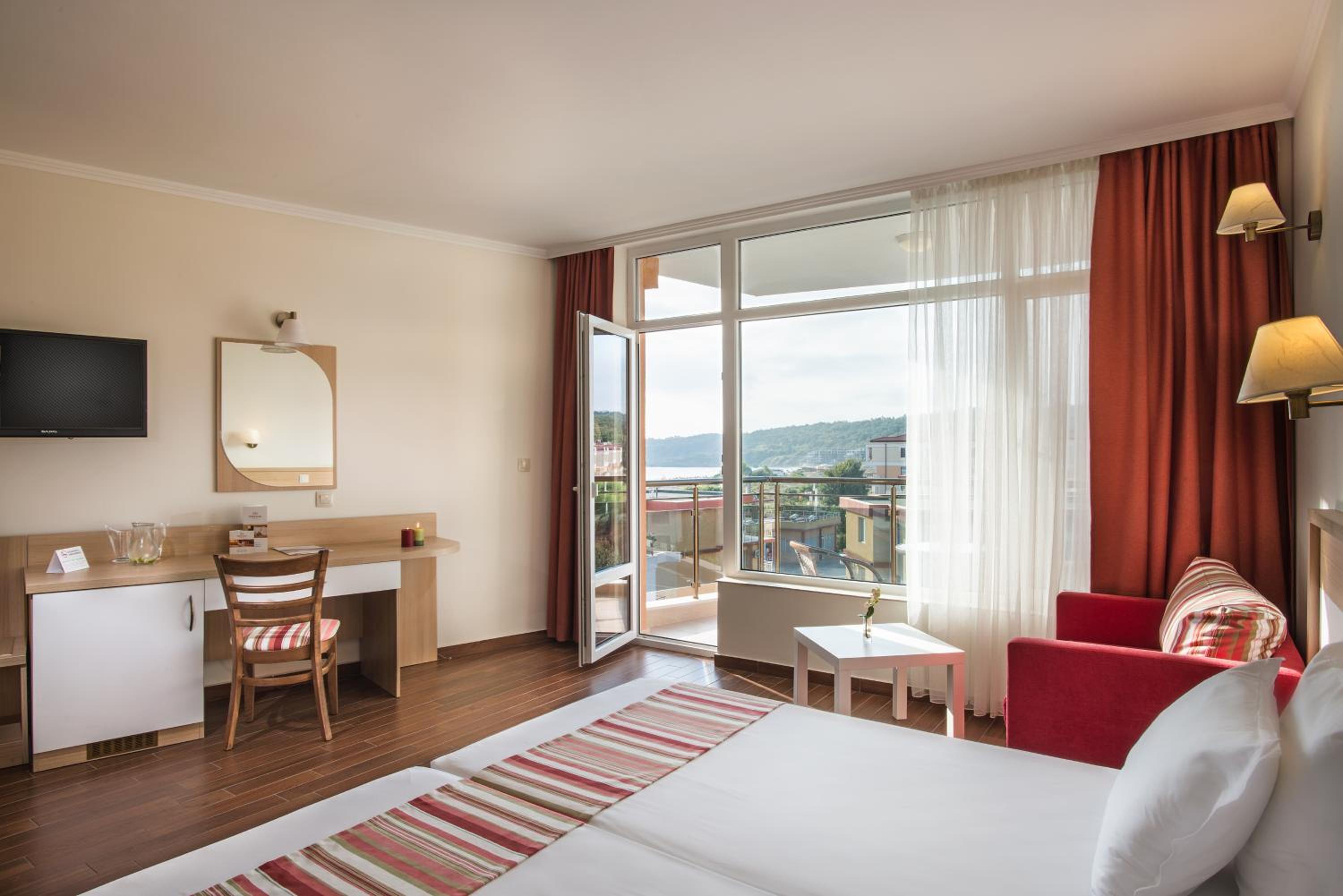 Twin Room with Balcony (2 Adults + 1 Child) - Photo 3