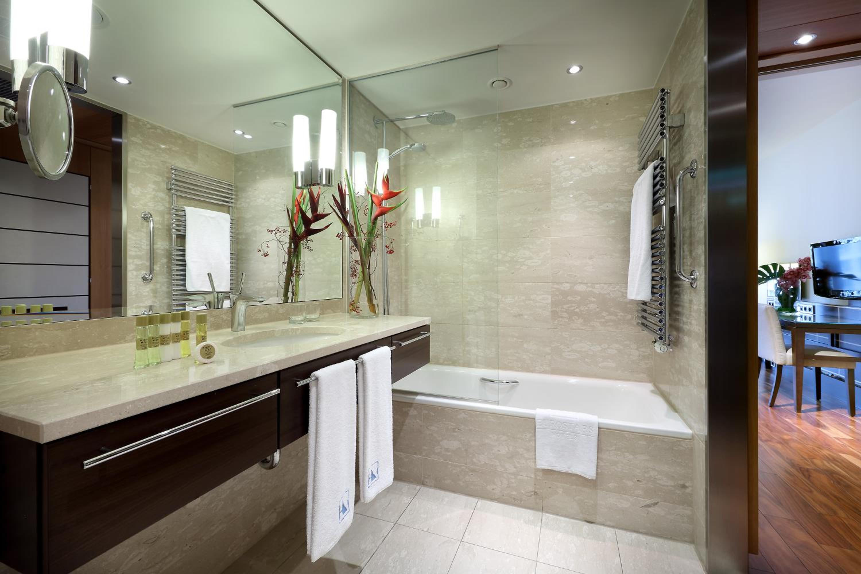 Superior Double Room thumbnail 6