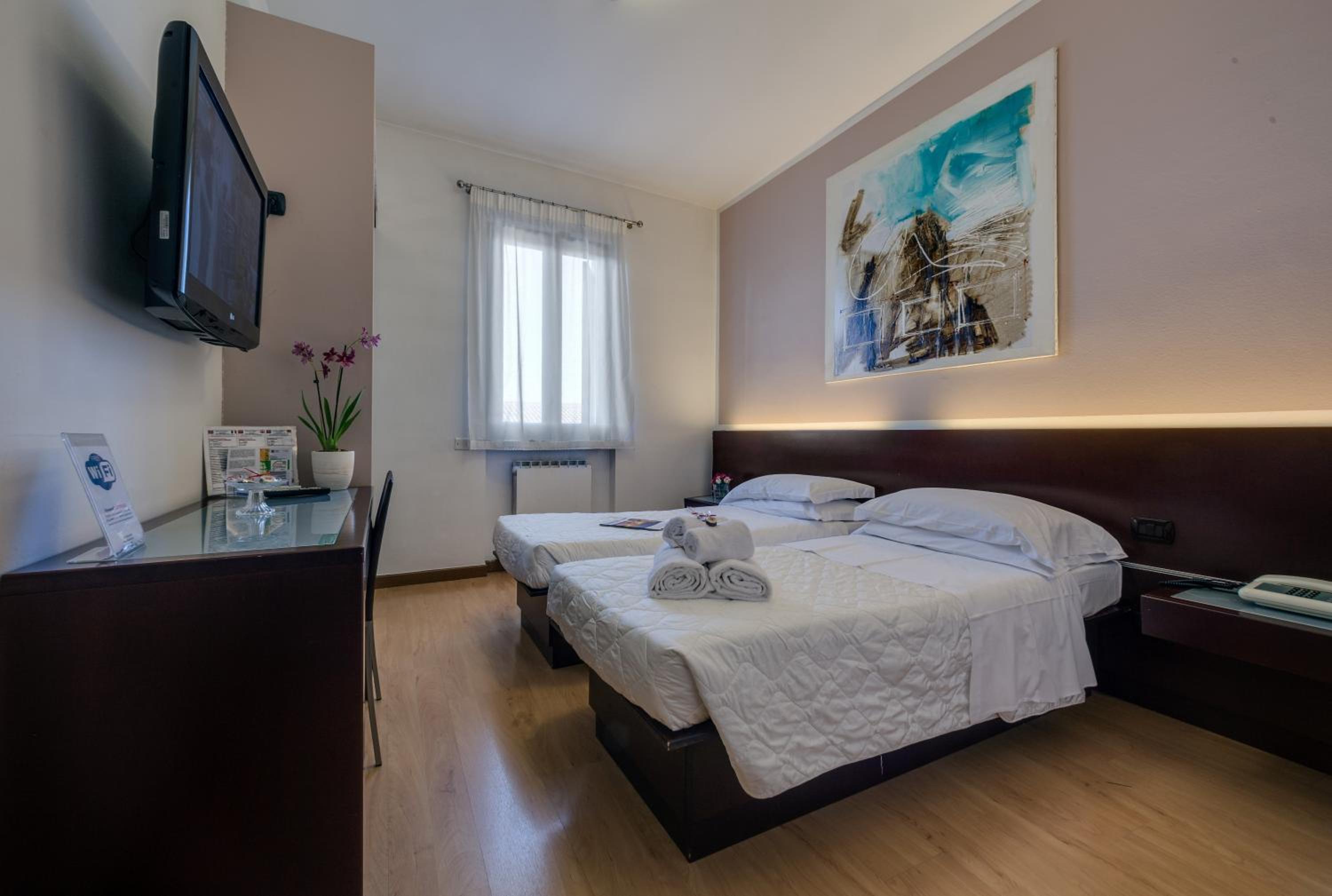 Twin Room - Photo 2