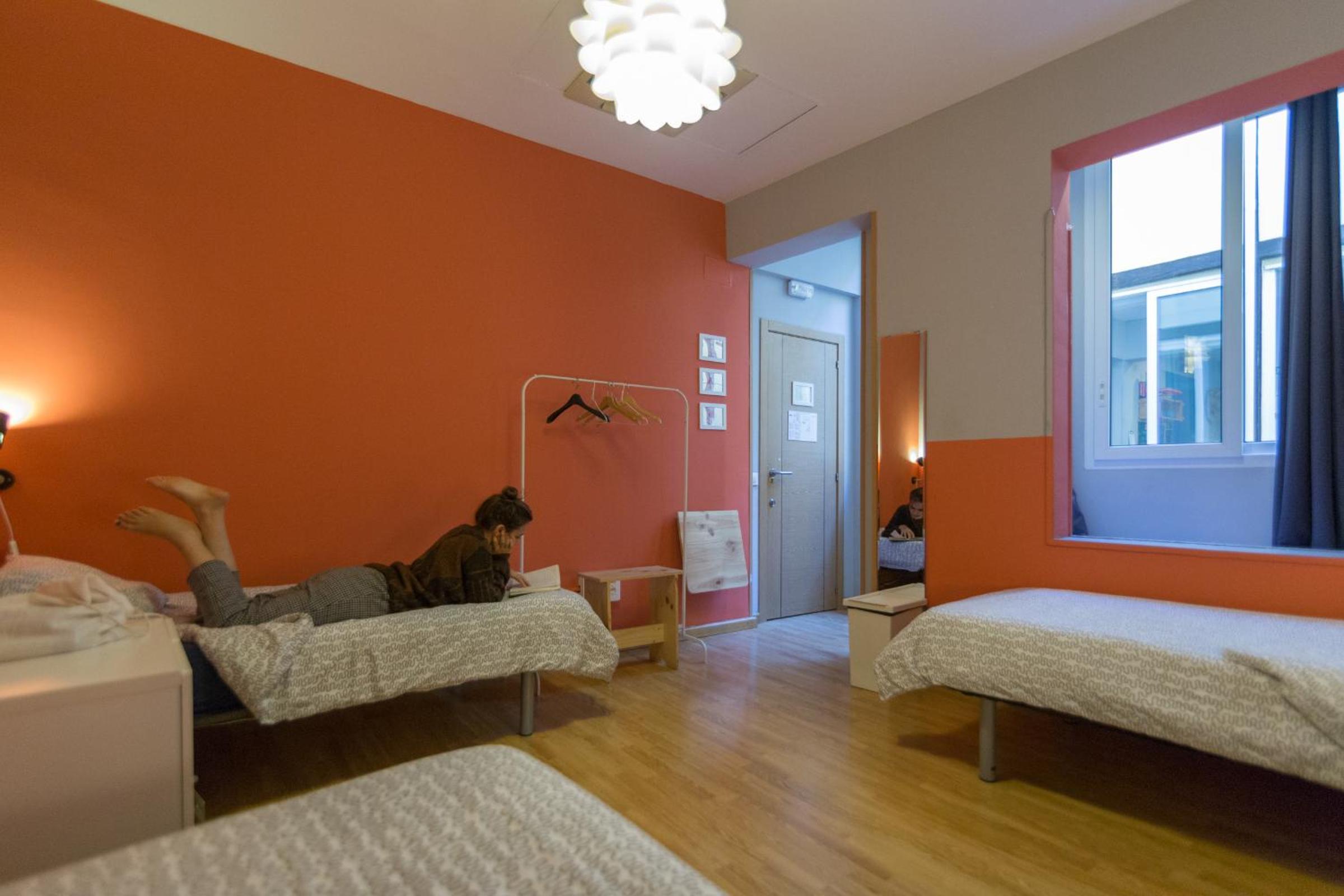 Cama en habitación compartida de 4 camas para mujeres.