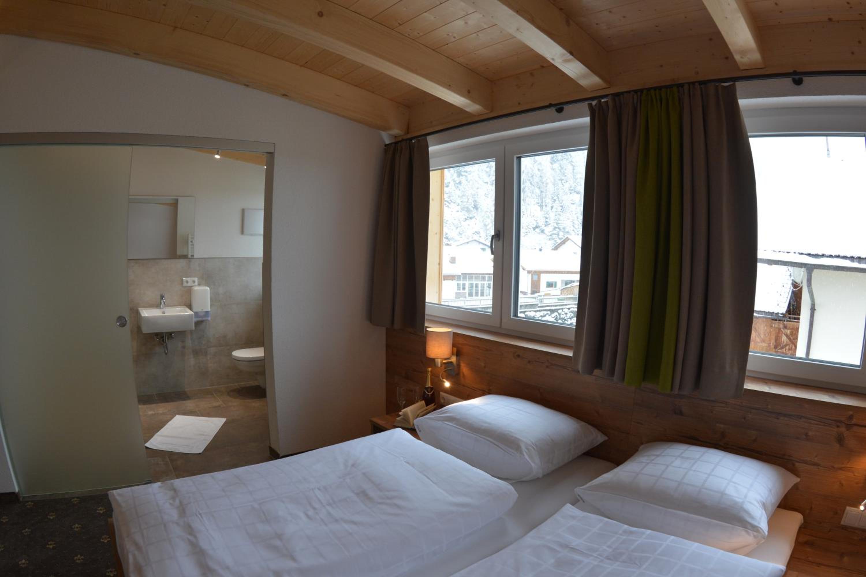 Standard Double Room photo 3
