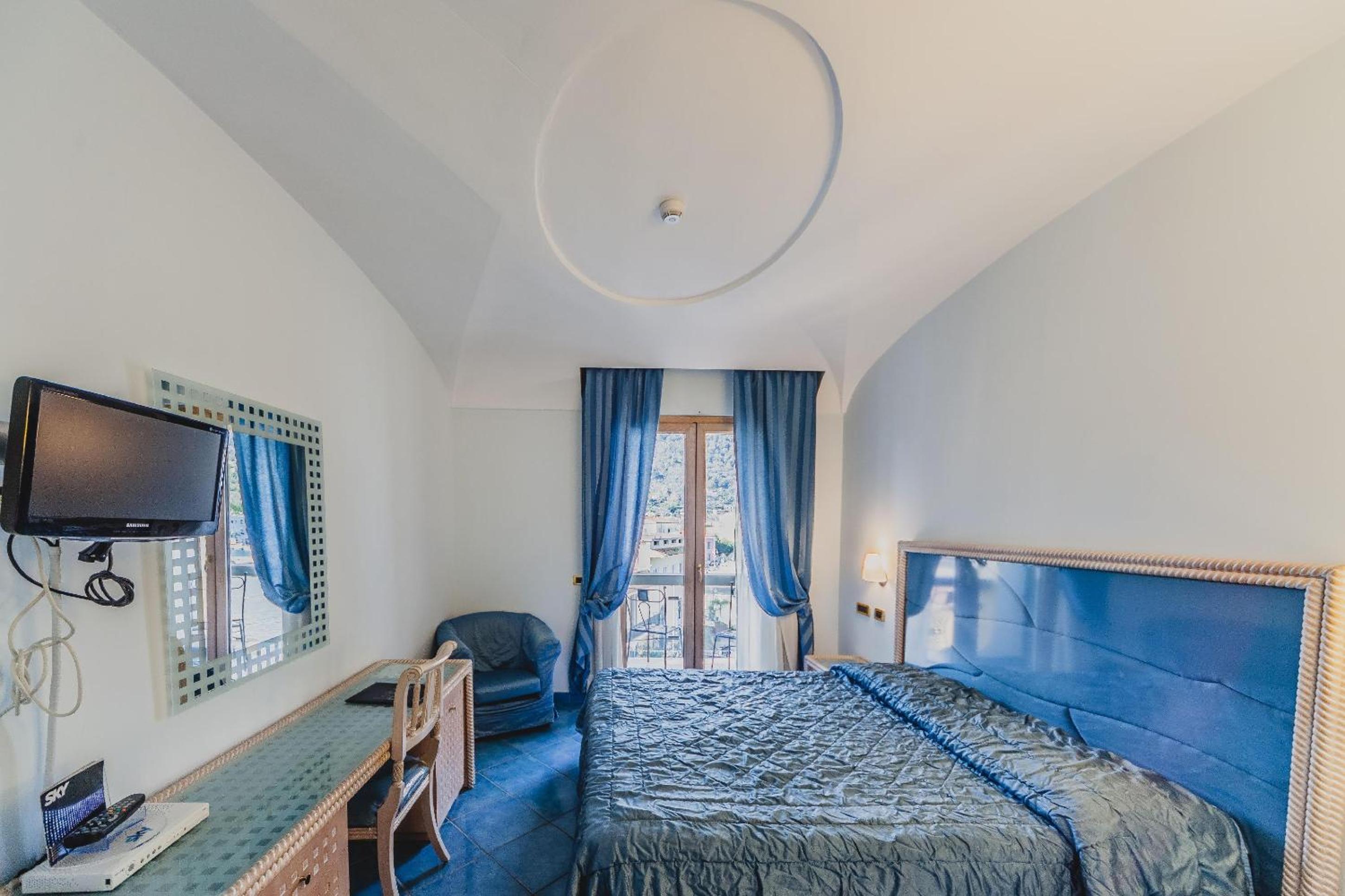 Superior Double Room with Harbor View - Photo 9