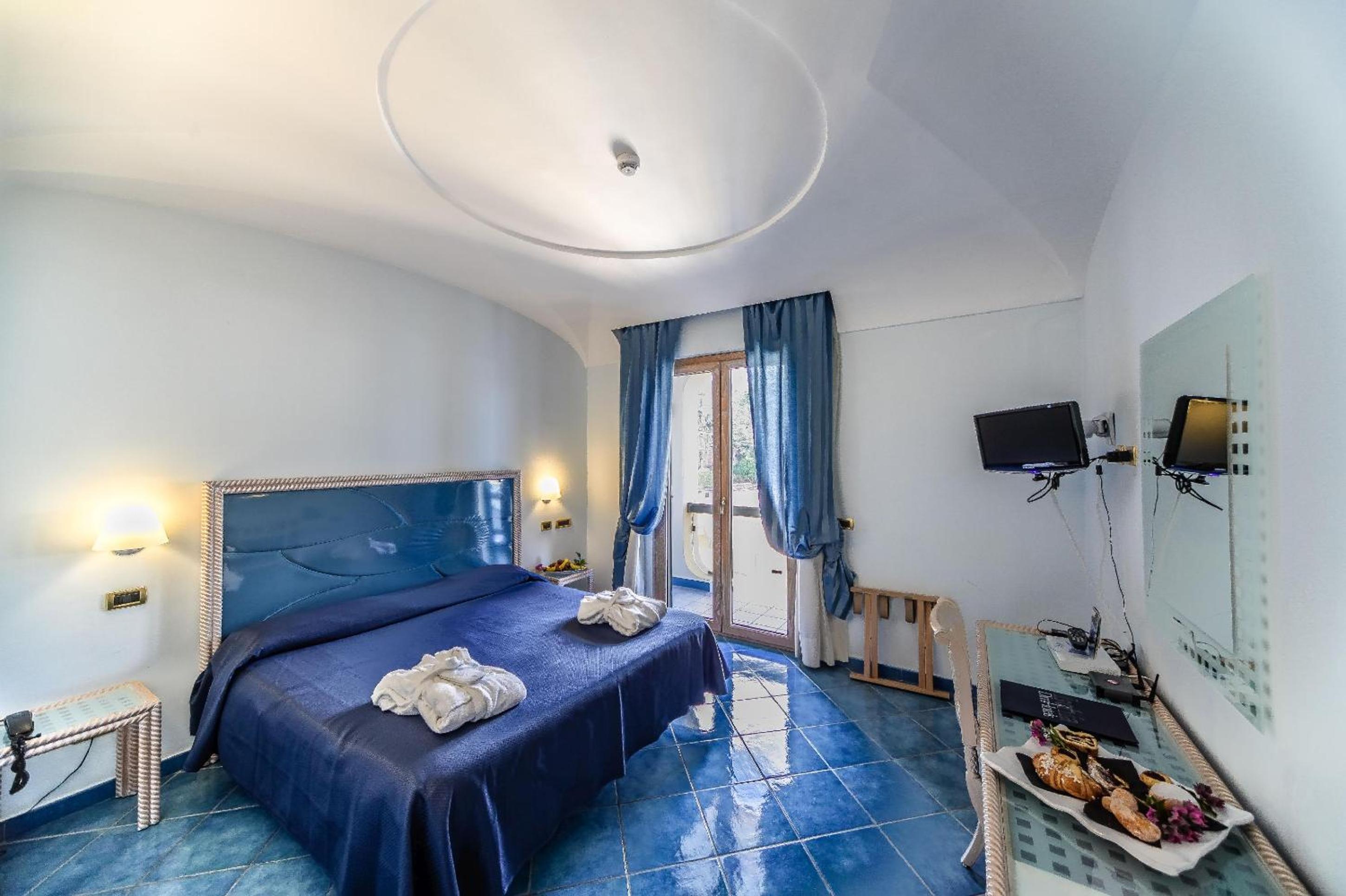 Superior Double Room with Harbor View - Photo 10