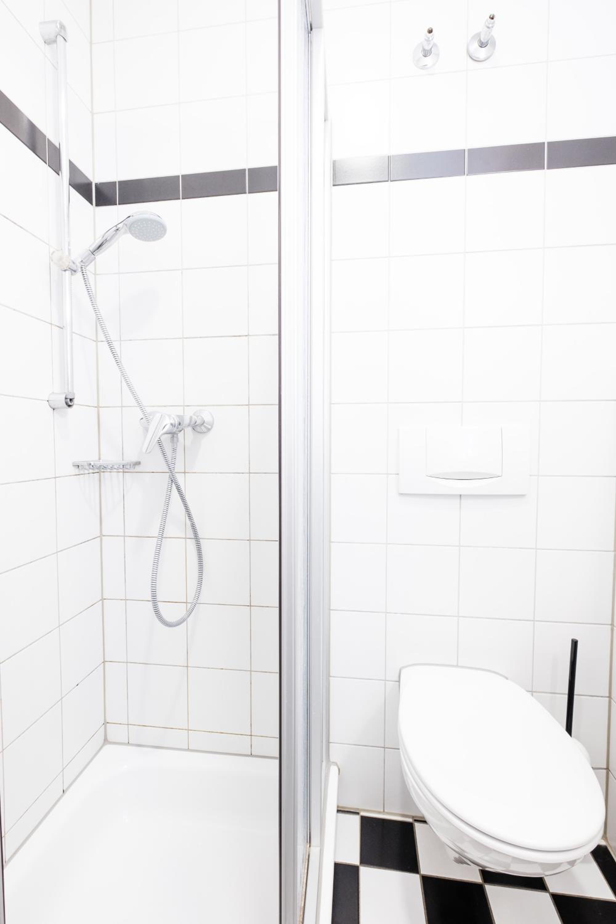 Quadruple Room with Private Bathroom - Photo 2
