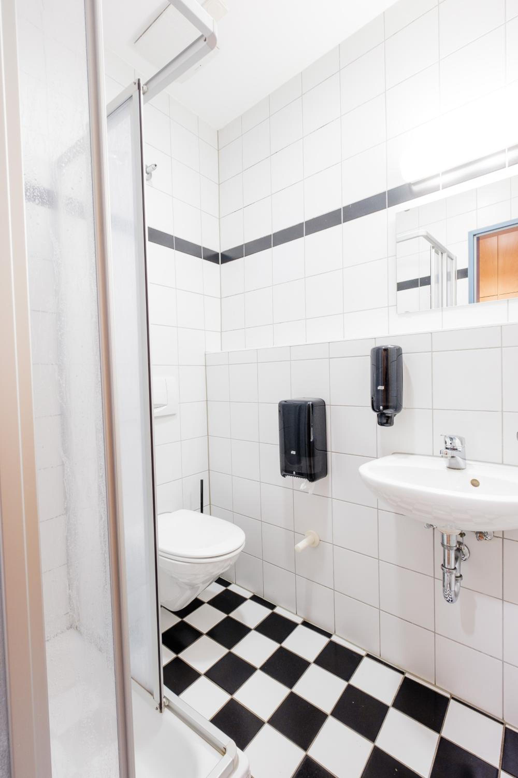 Quadruple Room with Private Bathroom - Photo 3