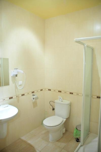 Double or Twin Room - Photo 6