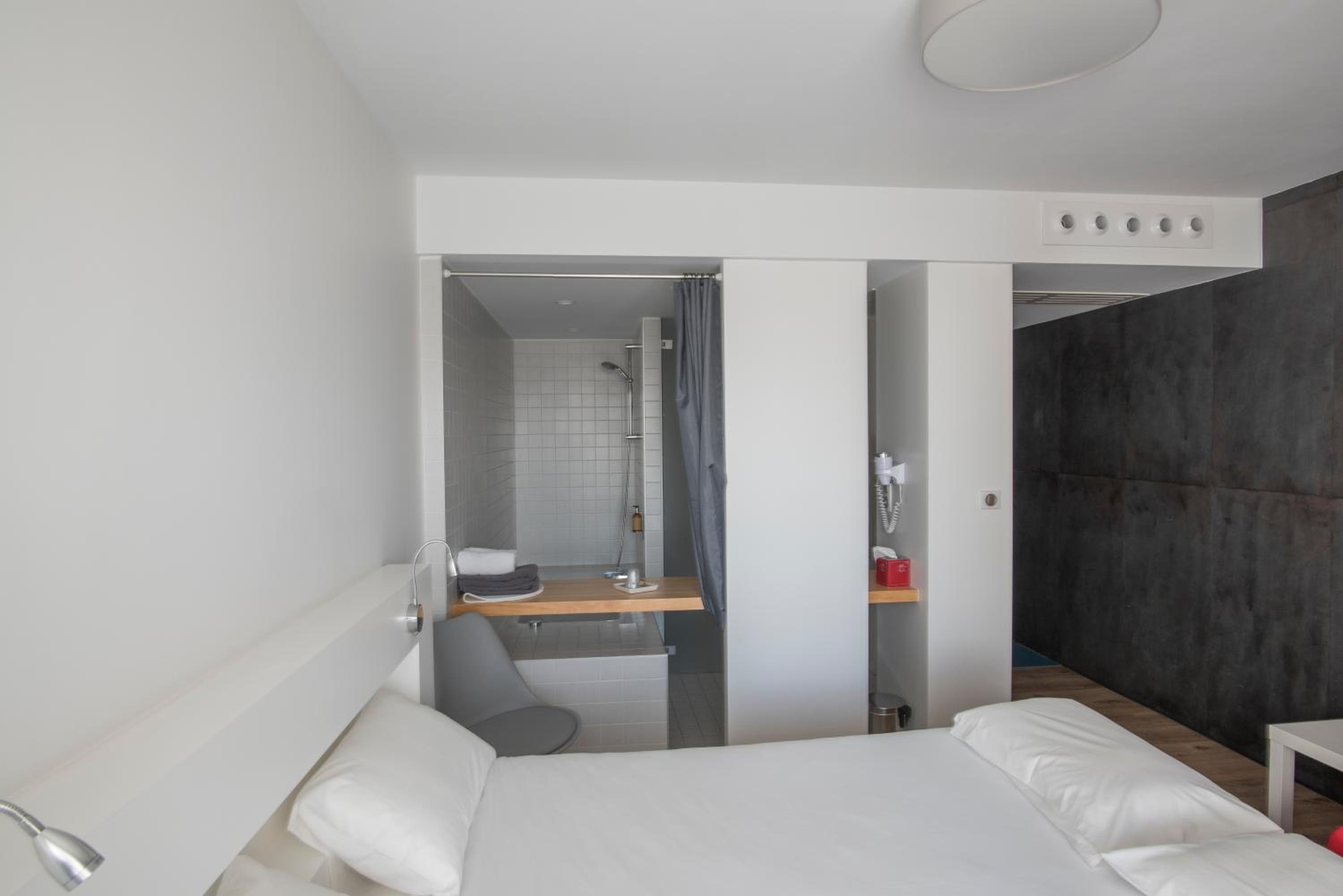 Double Room with Bath - Photo 3