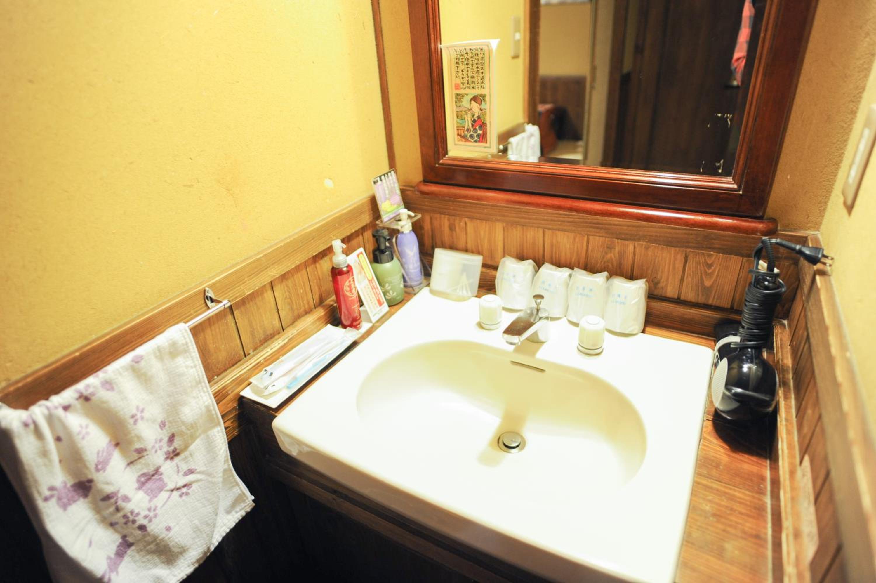Japanese-Style Room with Shared Bathroom - Photo 10
