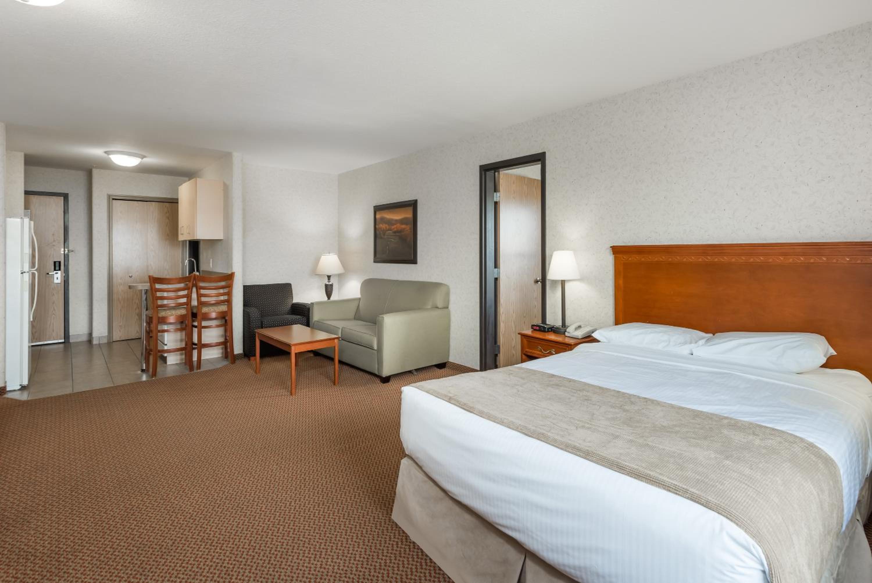 Family Room with One Queen Bed, Two Twin Beds, Sofa Bed and Full Kitchen - Non-Smoking - Photo 8