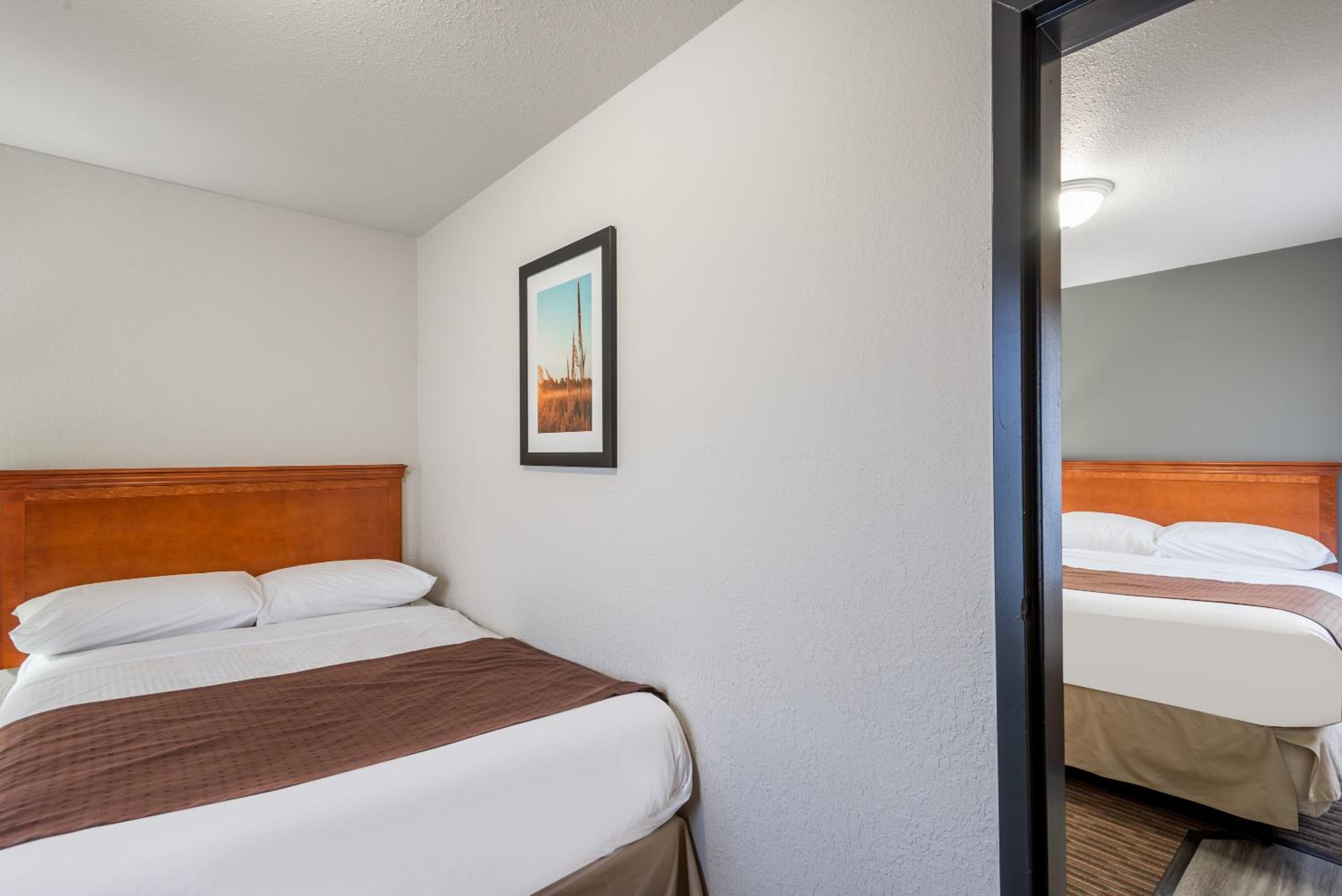 Standard Queen Room with Two Queen Beds - Non-Smoking - Photo 3
