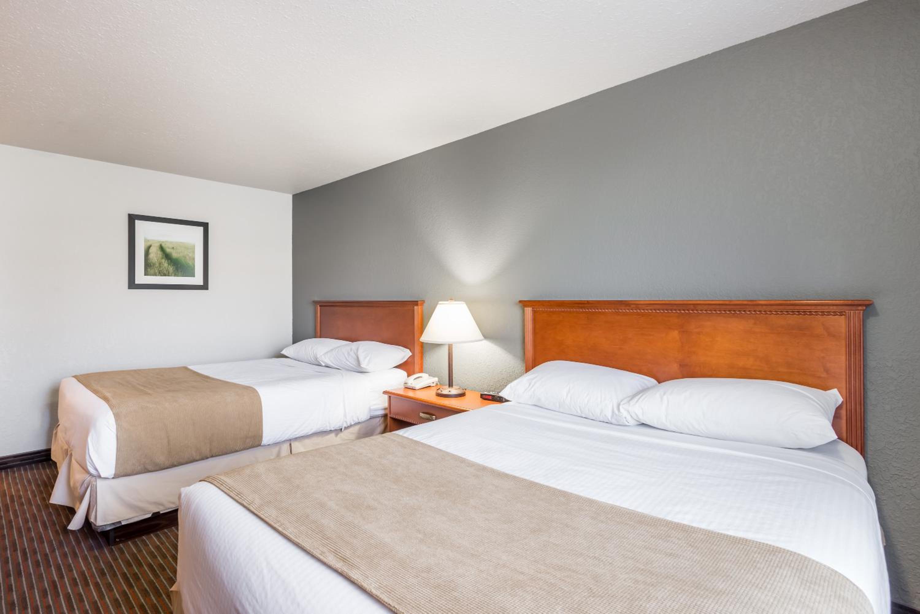 Standard Queen Room with Two Queen Beds - Non-Smoking - Photo 7