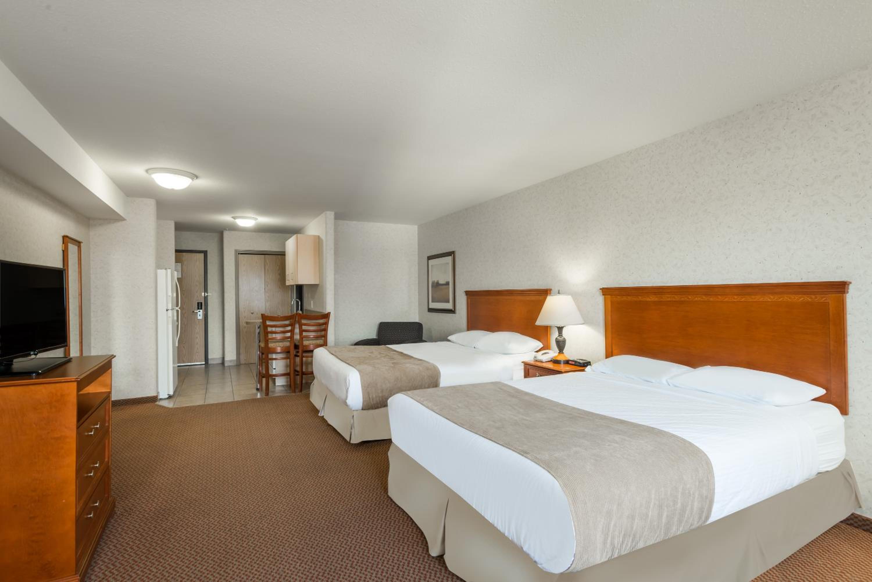 Standard Queen Room with Two Queen Beds - Non-Smoking - Photo 6
