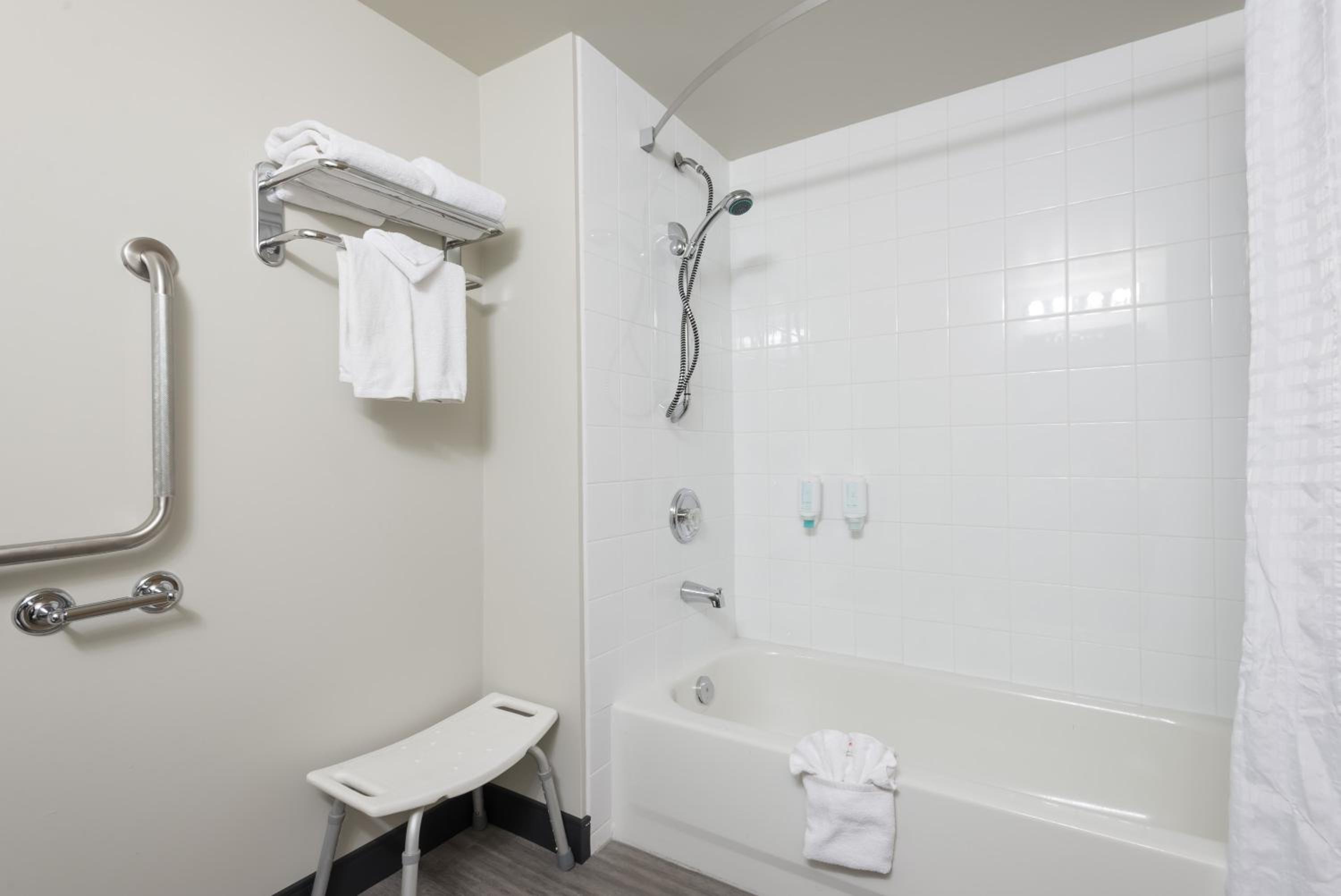 King Room with Tub with Grab Bars - Mobility and Hearing Access/Non-Smoking - Photo 3