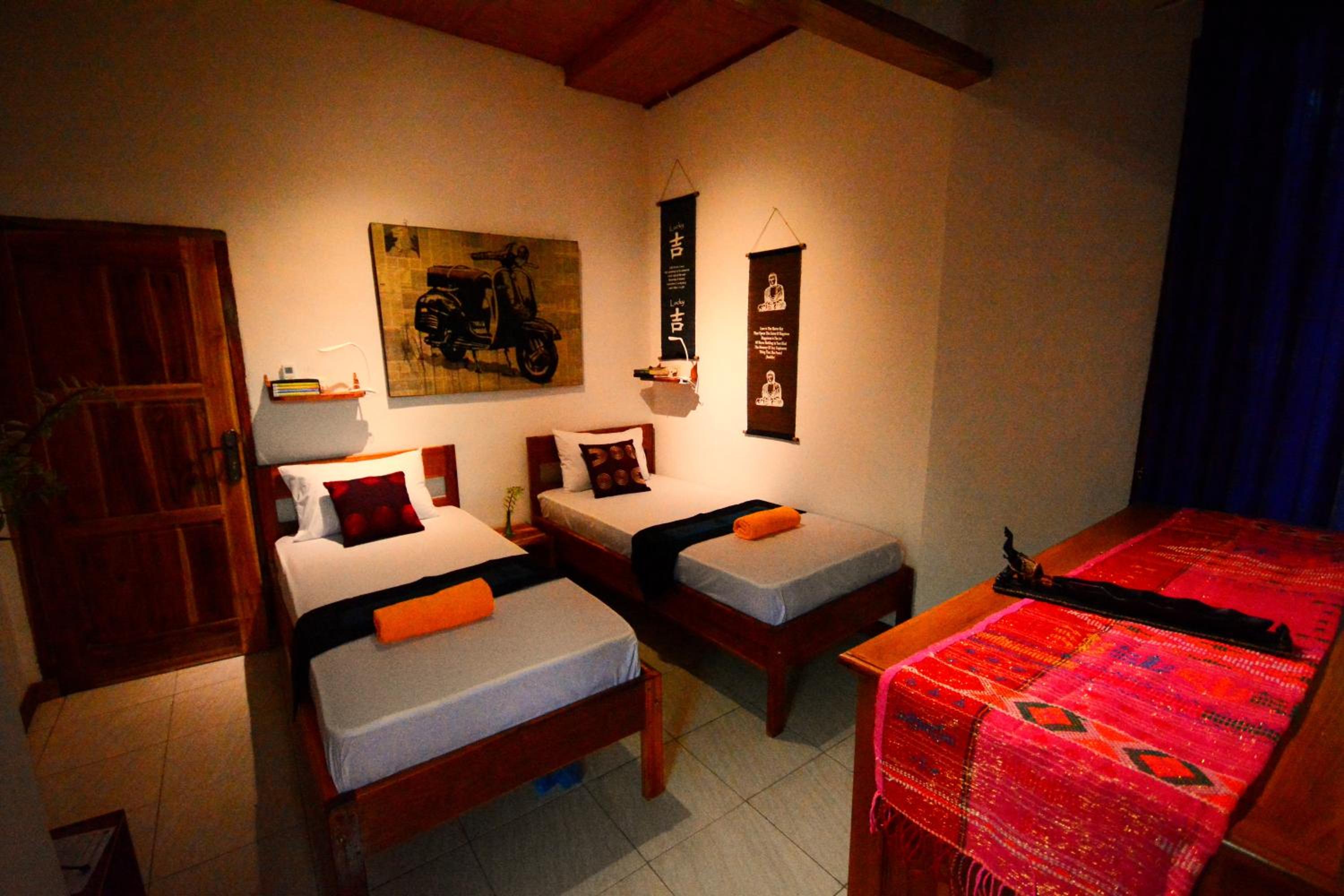 Standard Twin Room with Free Return Airport Transfer - Photo 3