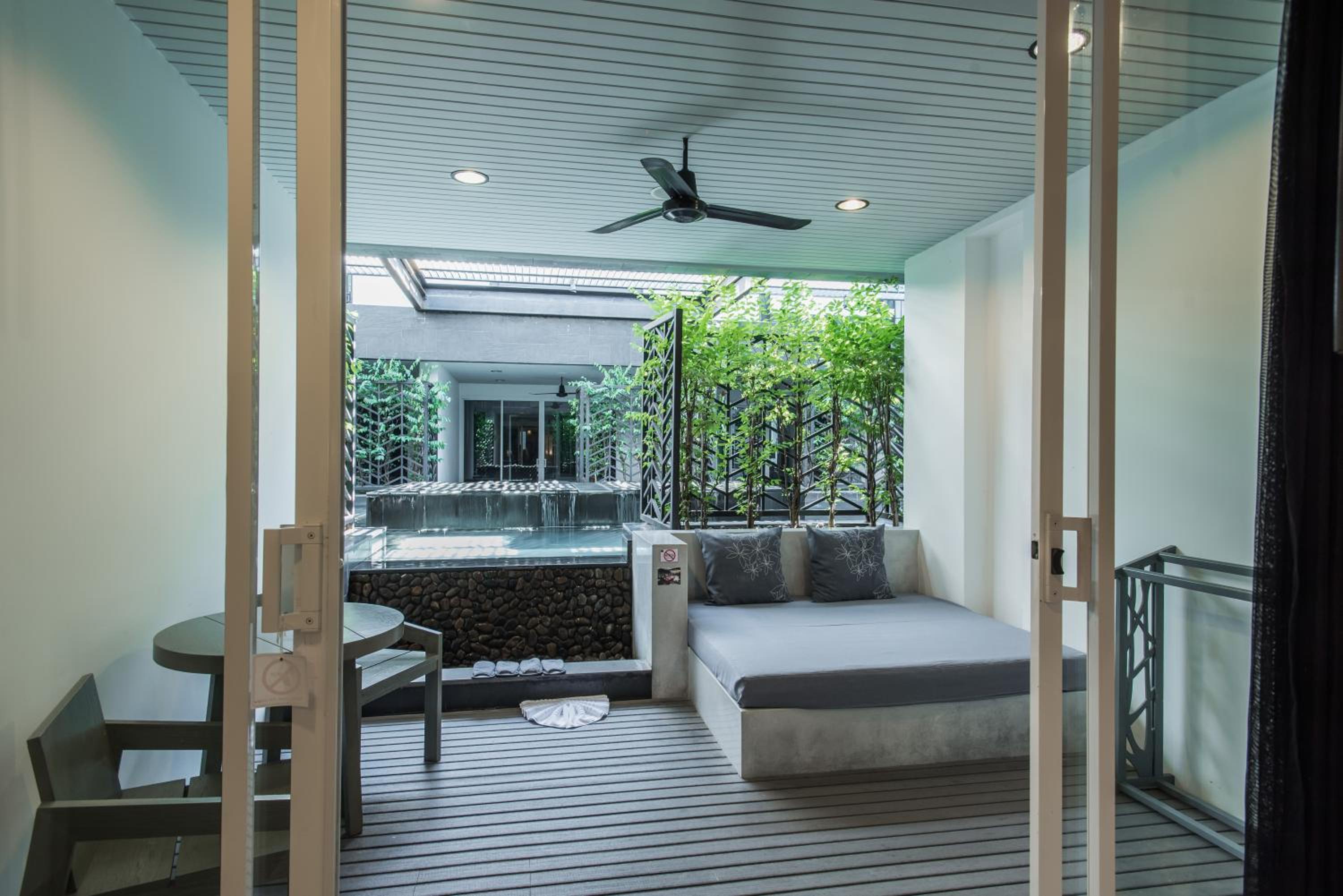 Deluxe Double Room with Pool Access - Photo 8