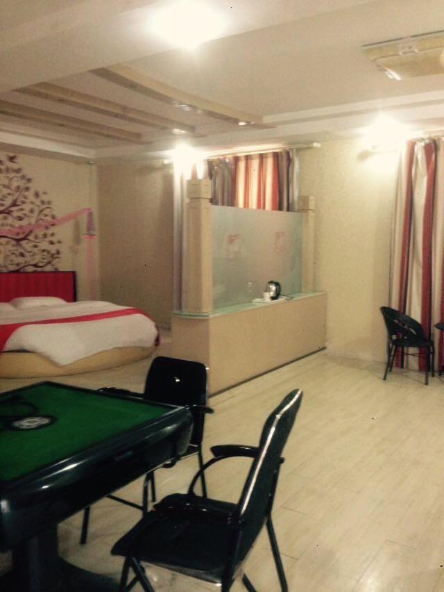 Mainland Chinese Citizens - Casual Room With Mahjong