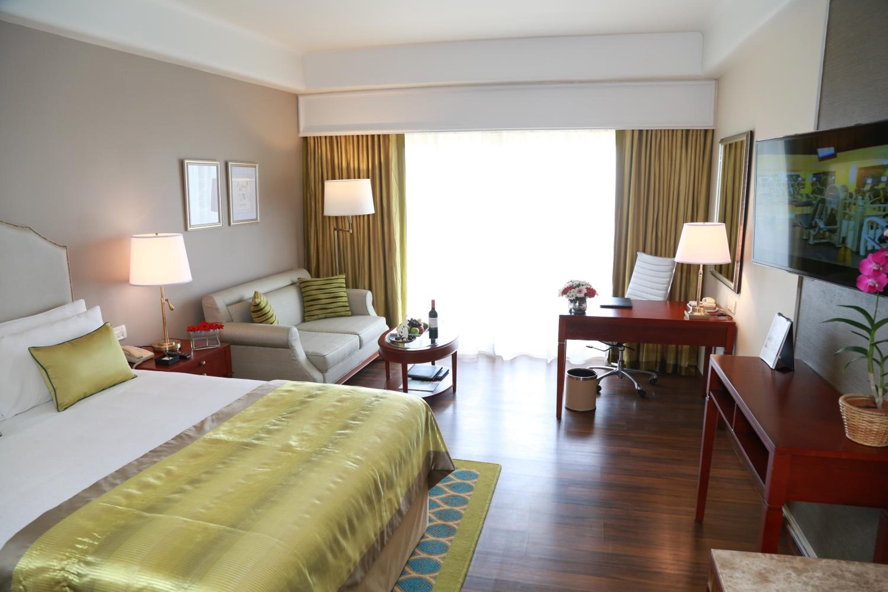 Deluxe Room City View Queen Bed - Photo 1