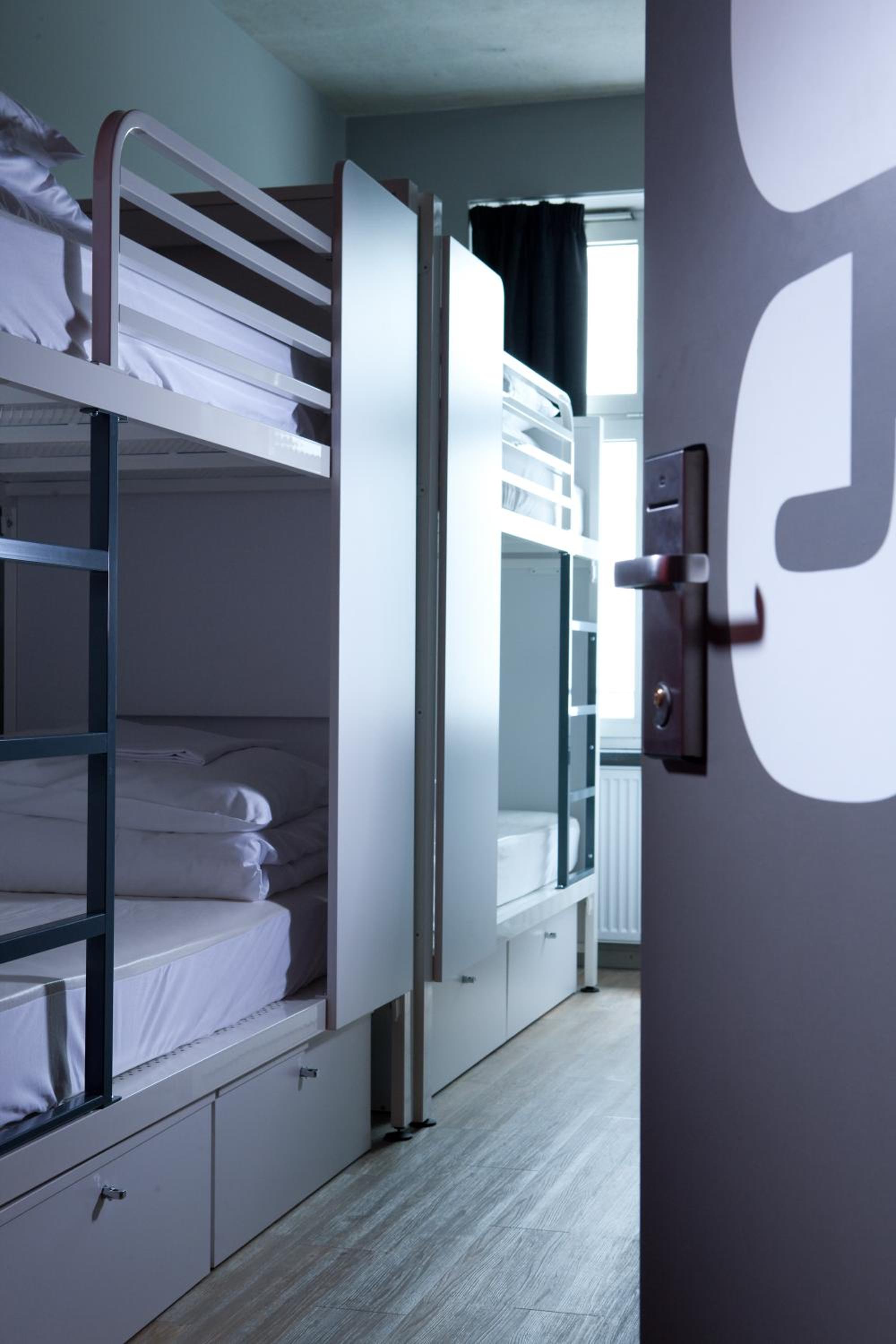 Bed in 8-Bed Dormitory Room with shared bathroom