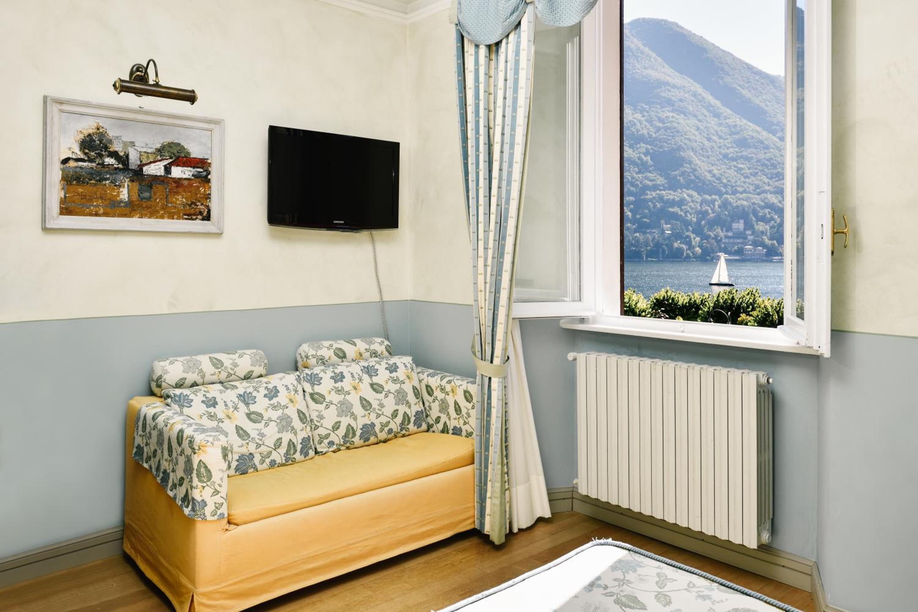 Double Room with Lake View - Photo 10