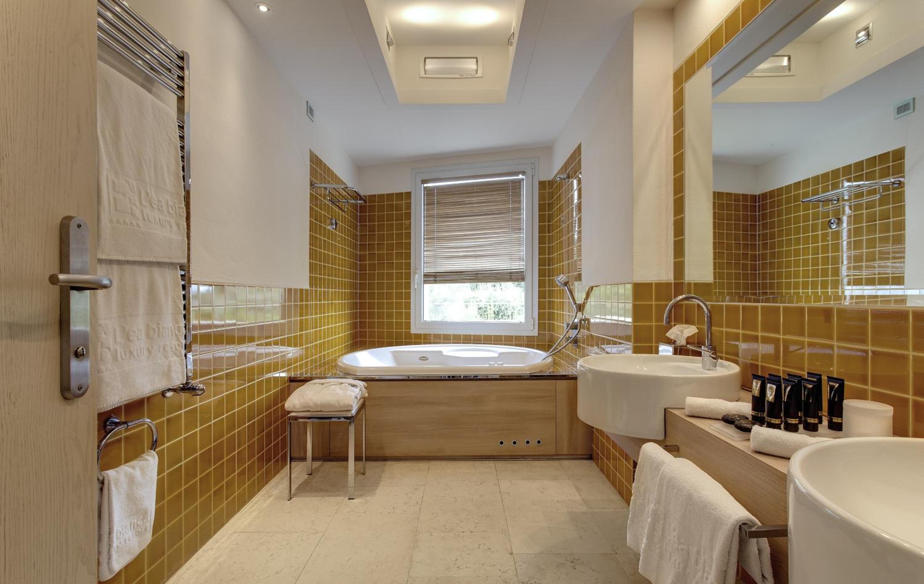 Junior Suite with Balcony and Sea View - Photo 4