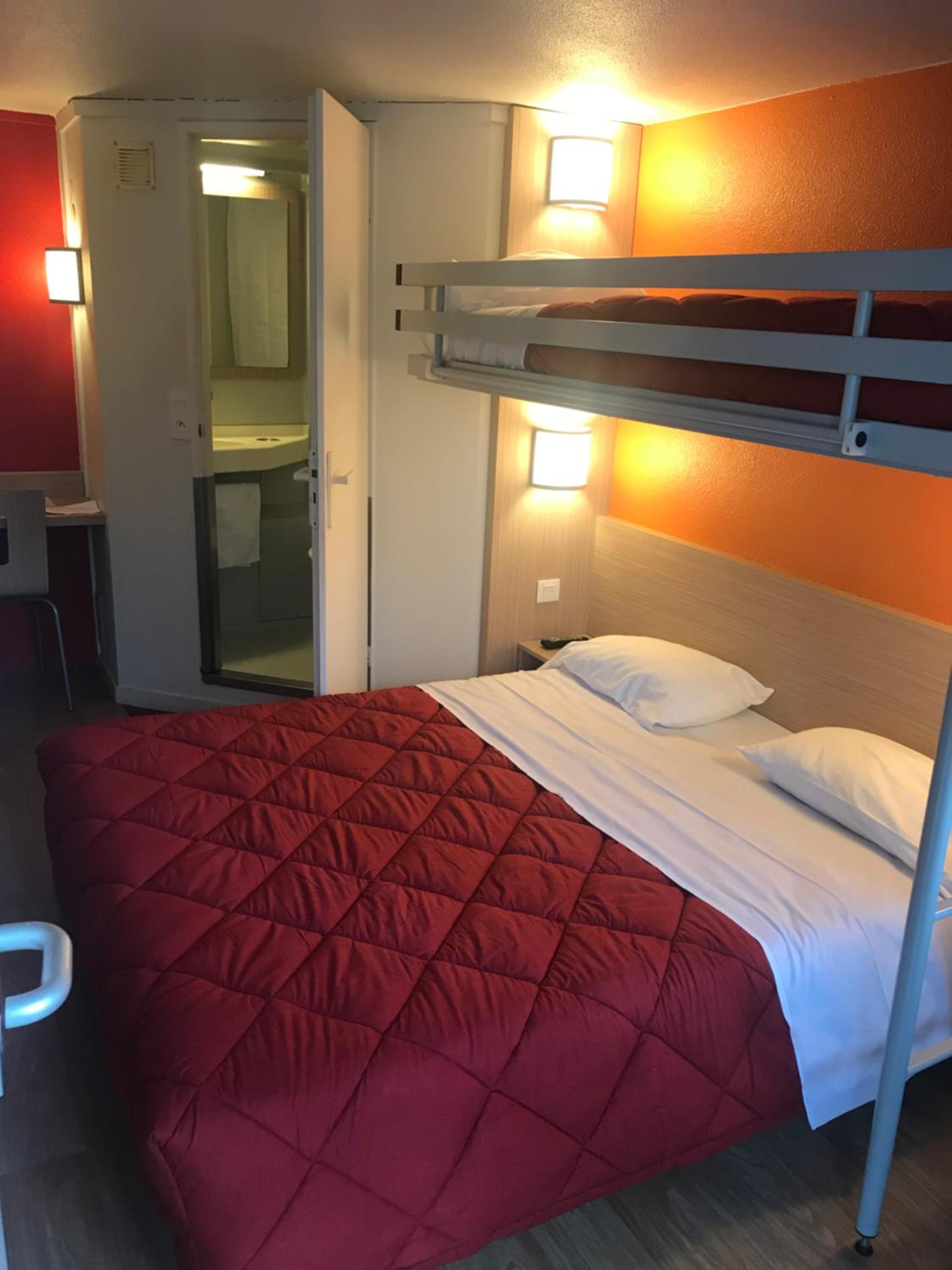 Triple Room (1 Double Bed + 1 Single Bed) photo 1