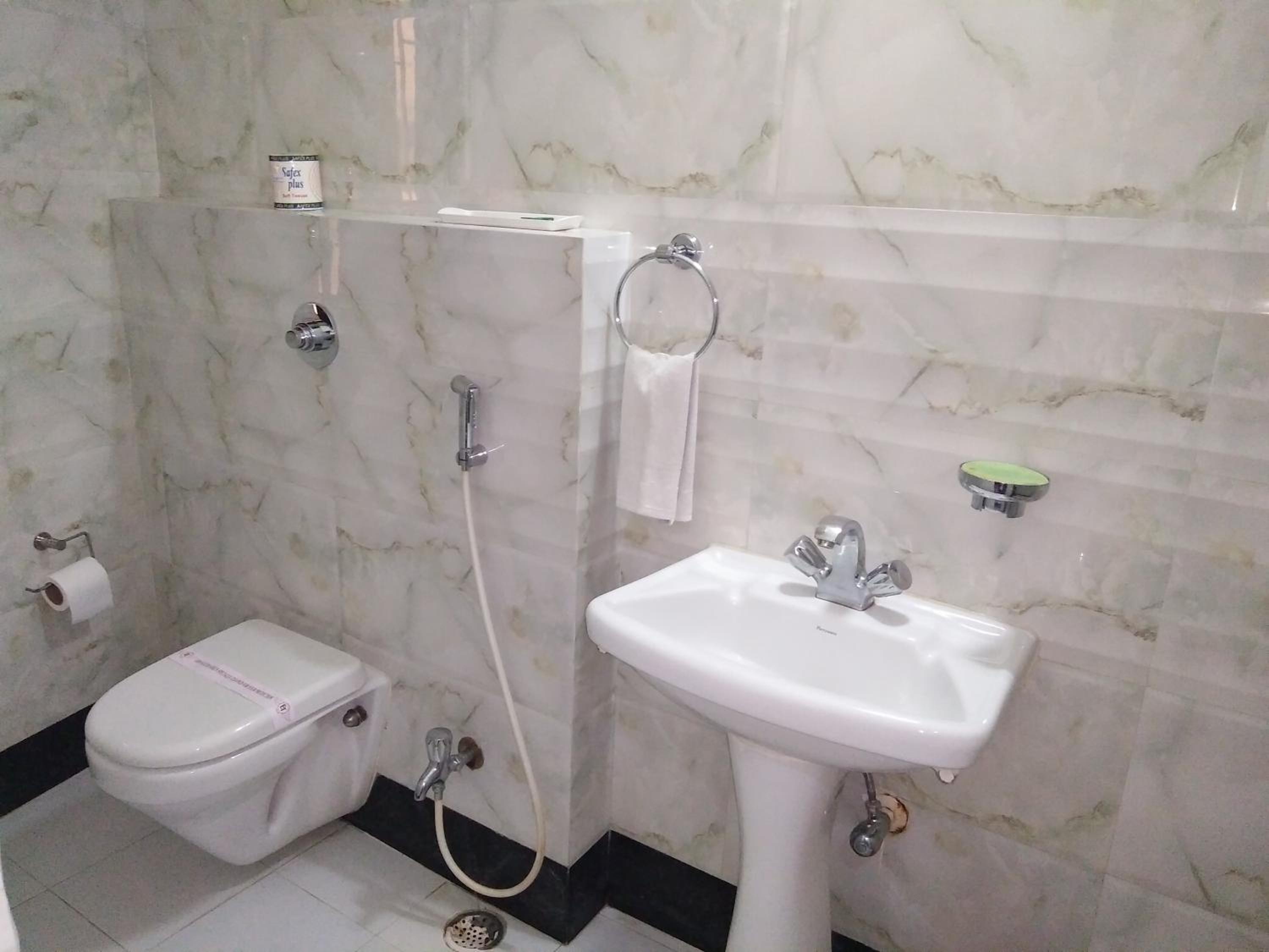 Deluxe Double or Twin Room - Photo 9