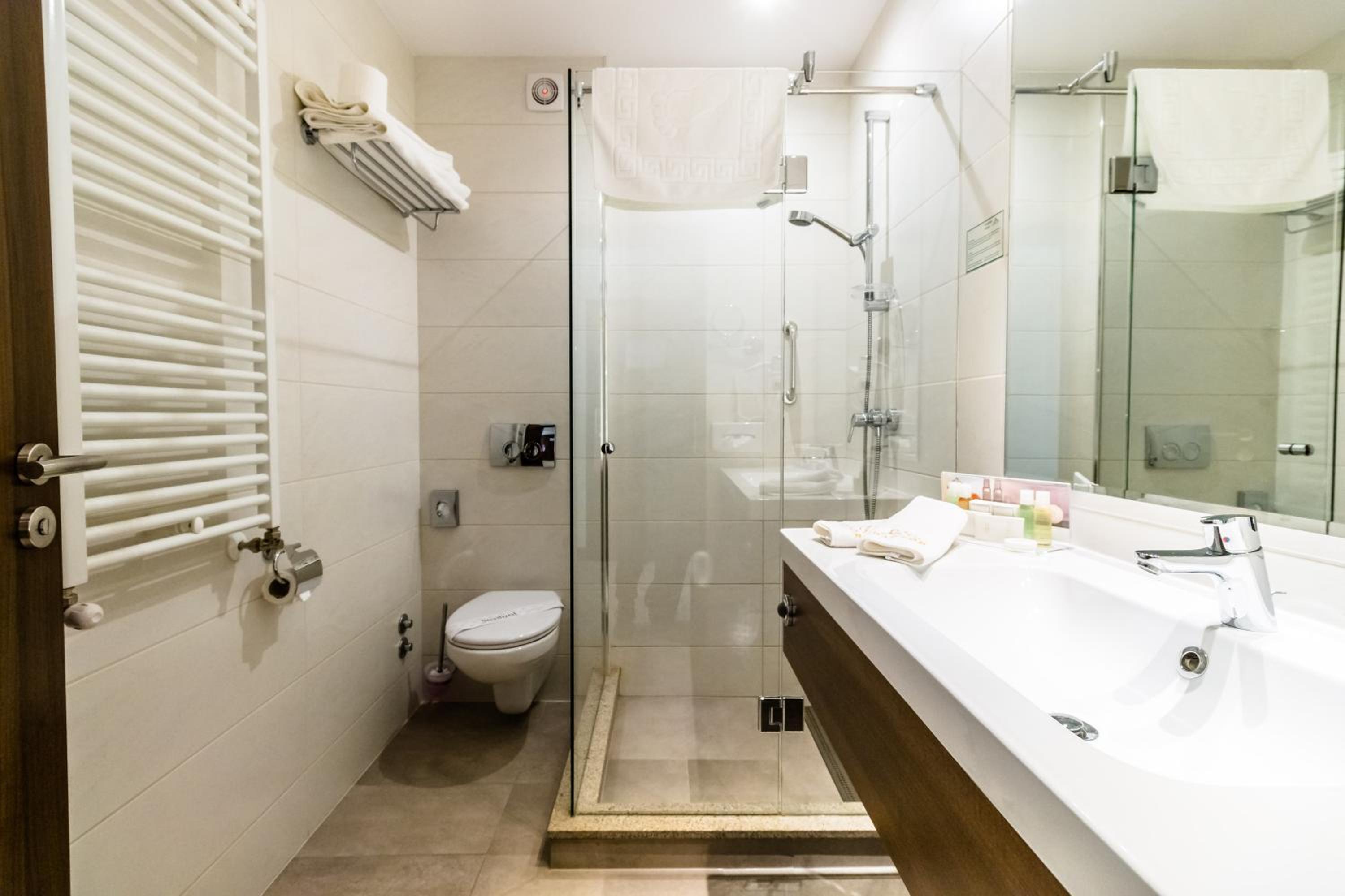 Standard Double or Twin Room - Photo 21