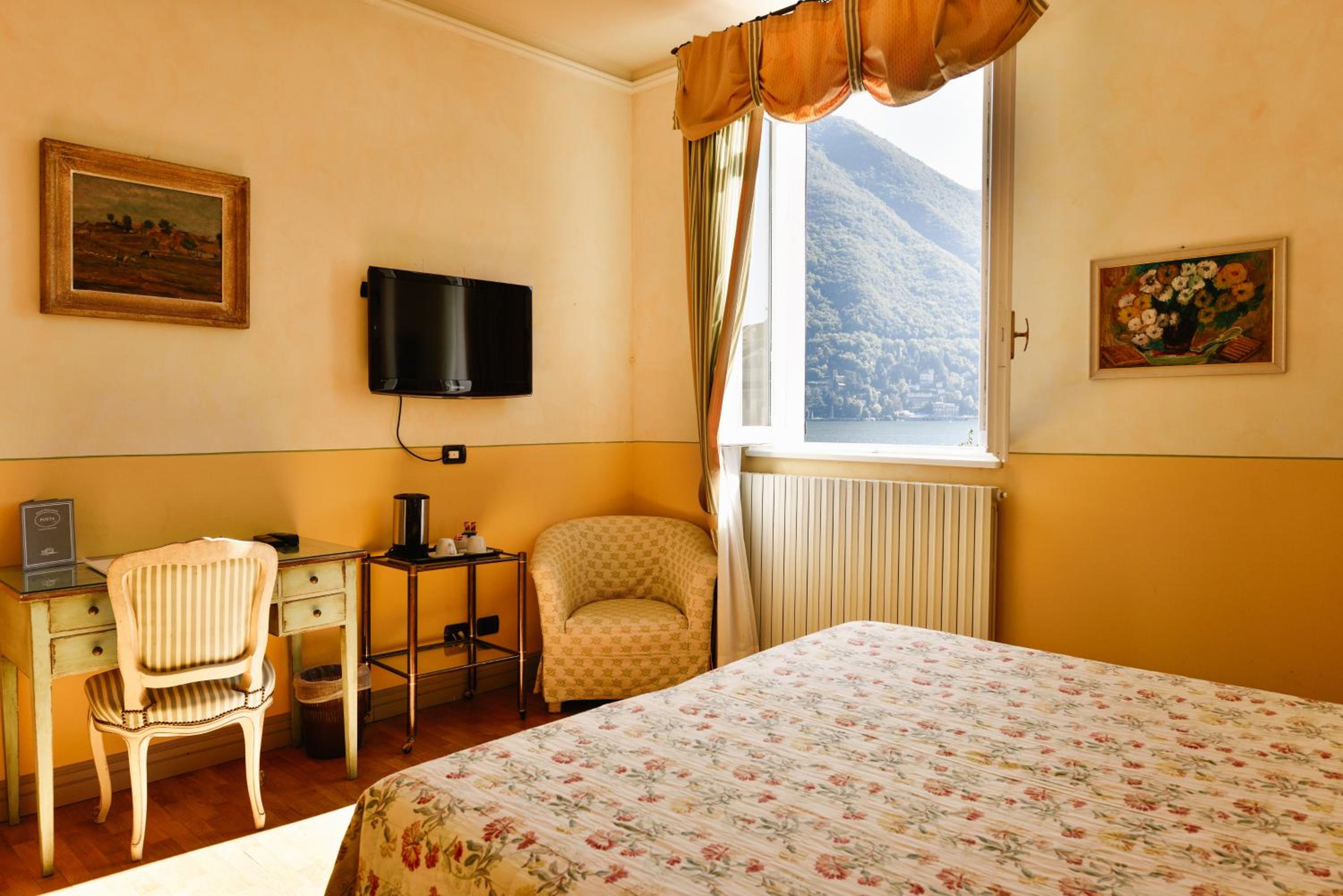Double Room with Lake View - Photo 8