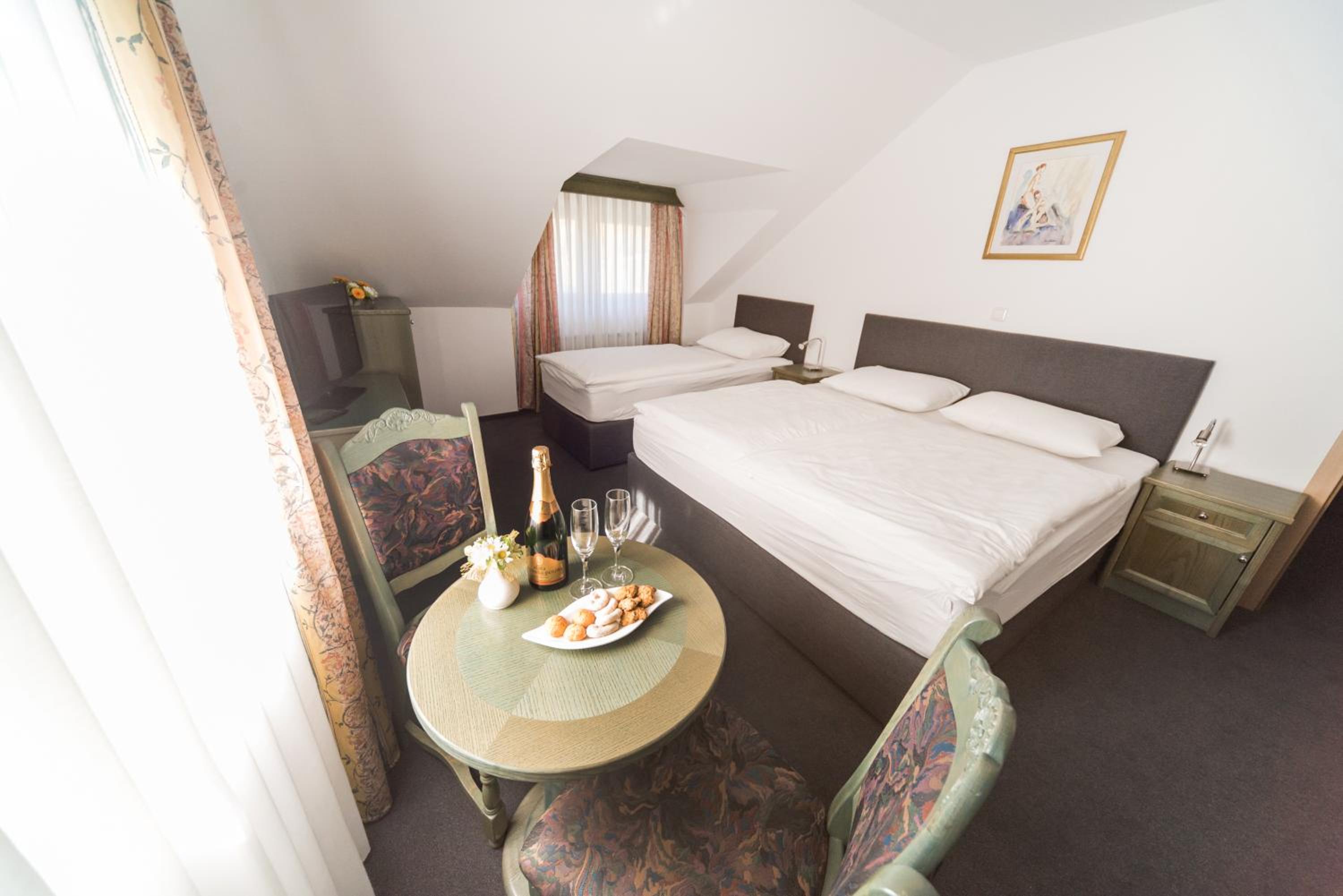 Double Room - Photo 8