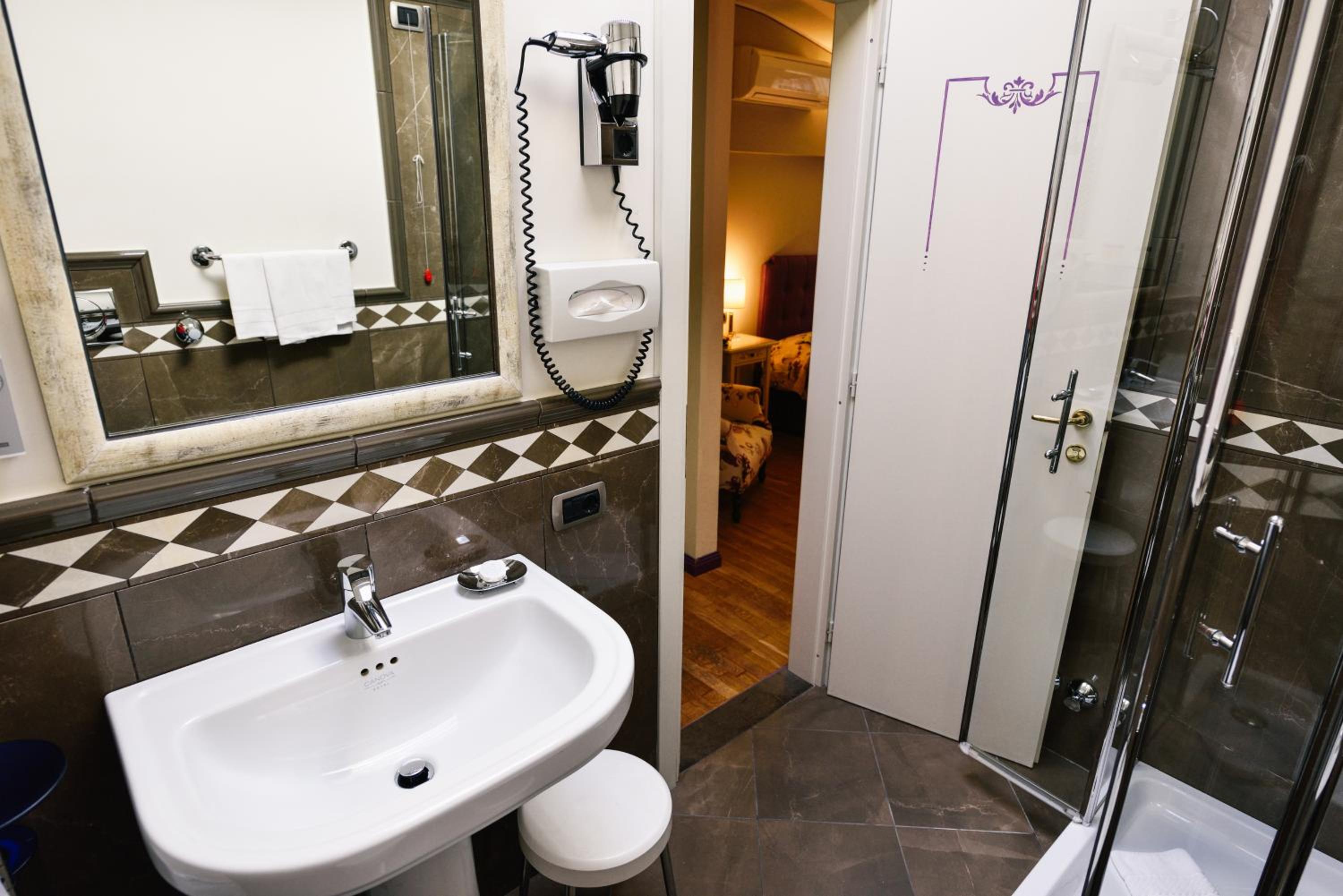 Double Room - Photo 7