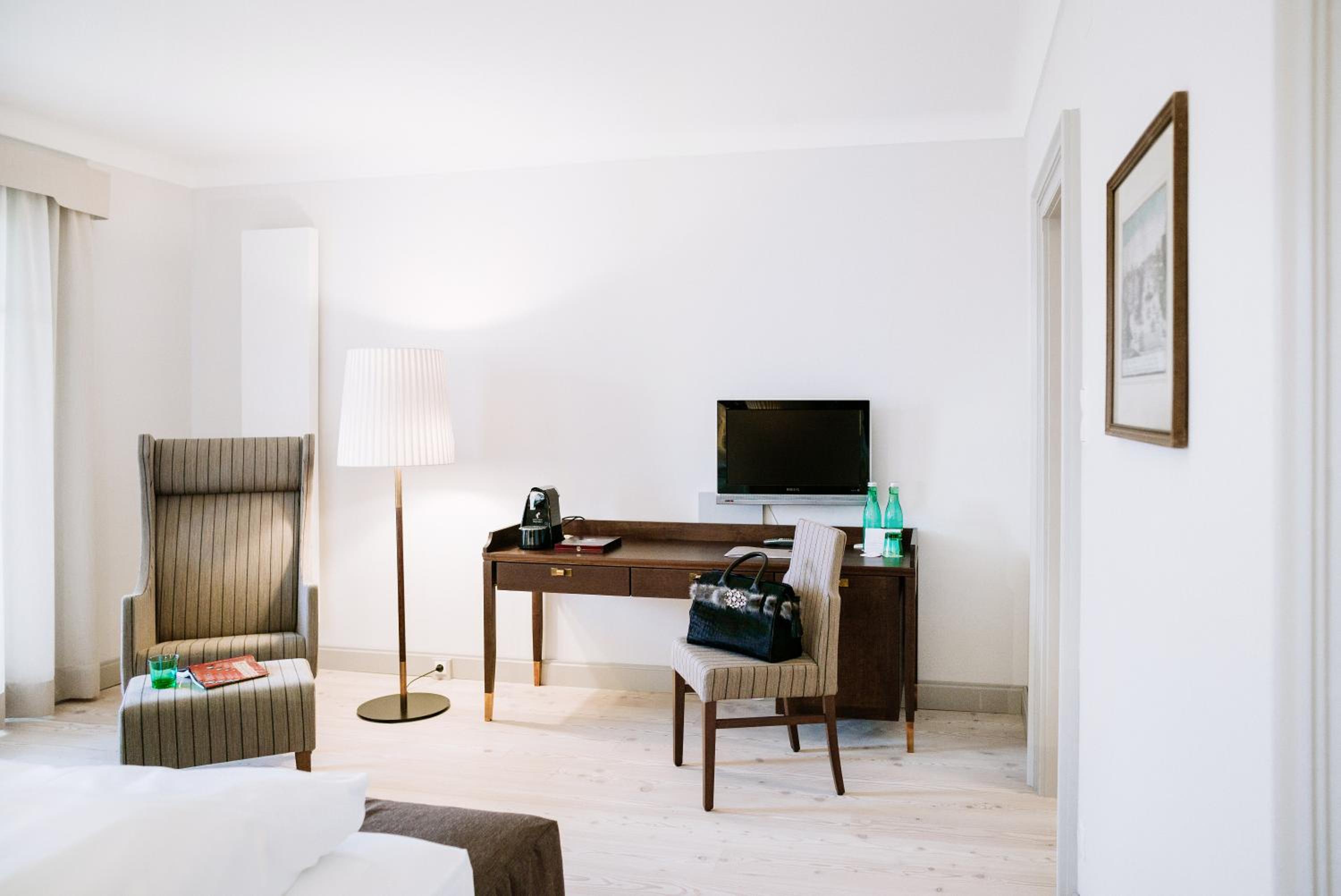 Deluxe Double Room with Balcony photo 2