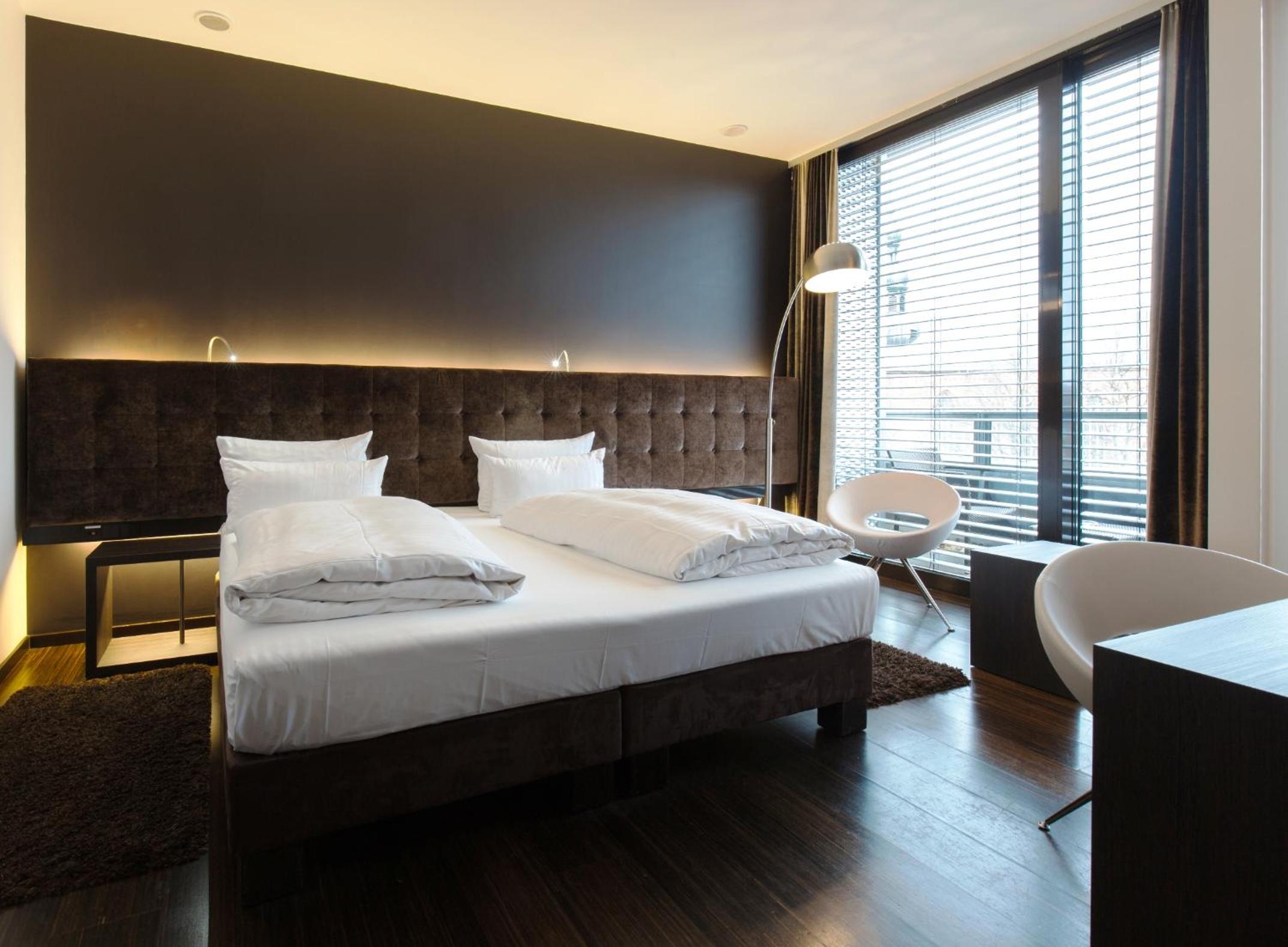 Suite - Photo 13