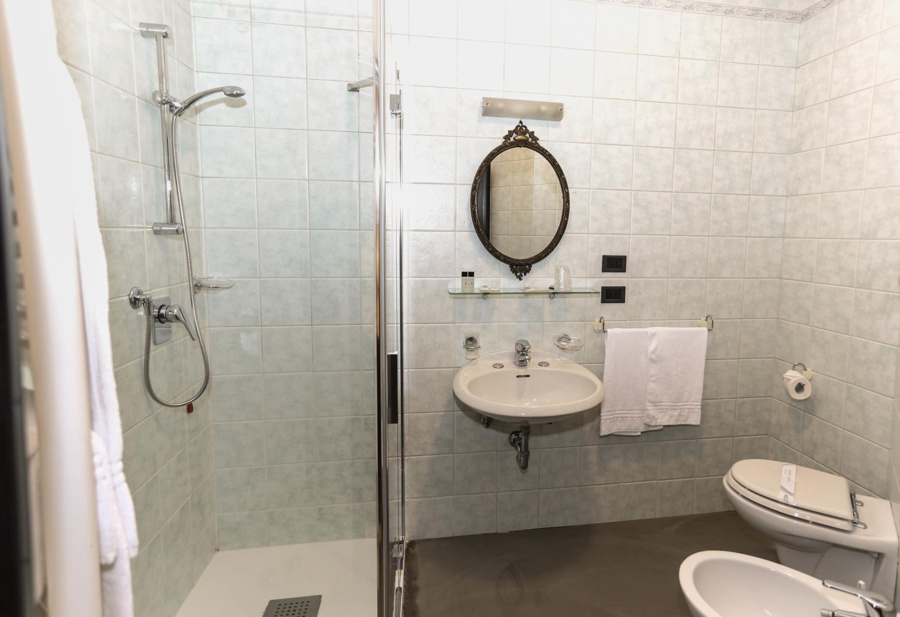 Quadruple Room with Private Bathroom photo 3