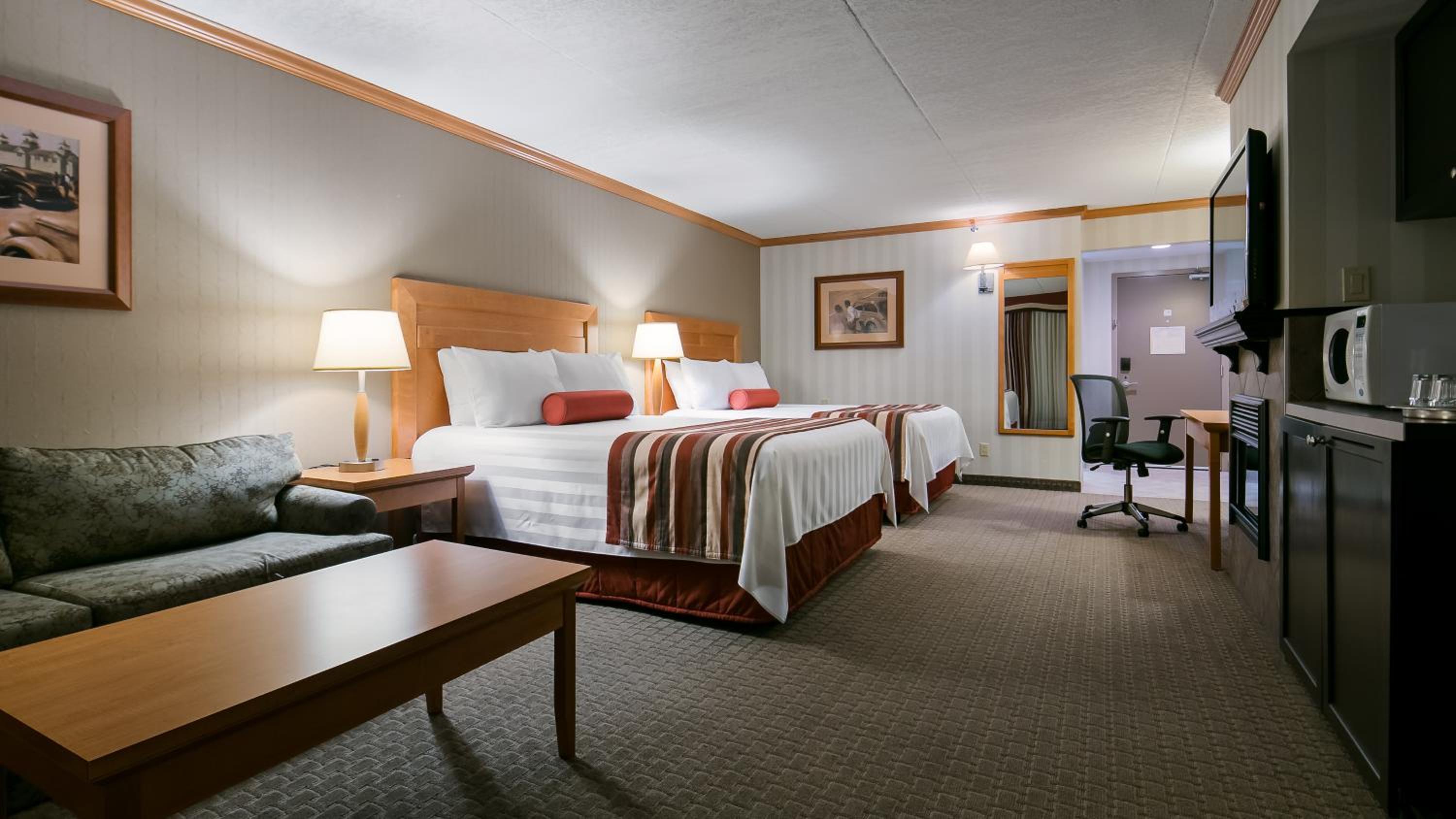 Queen Room with Two Queen Beds - Non-Smoking - Photo 6