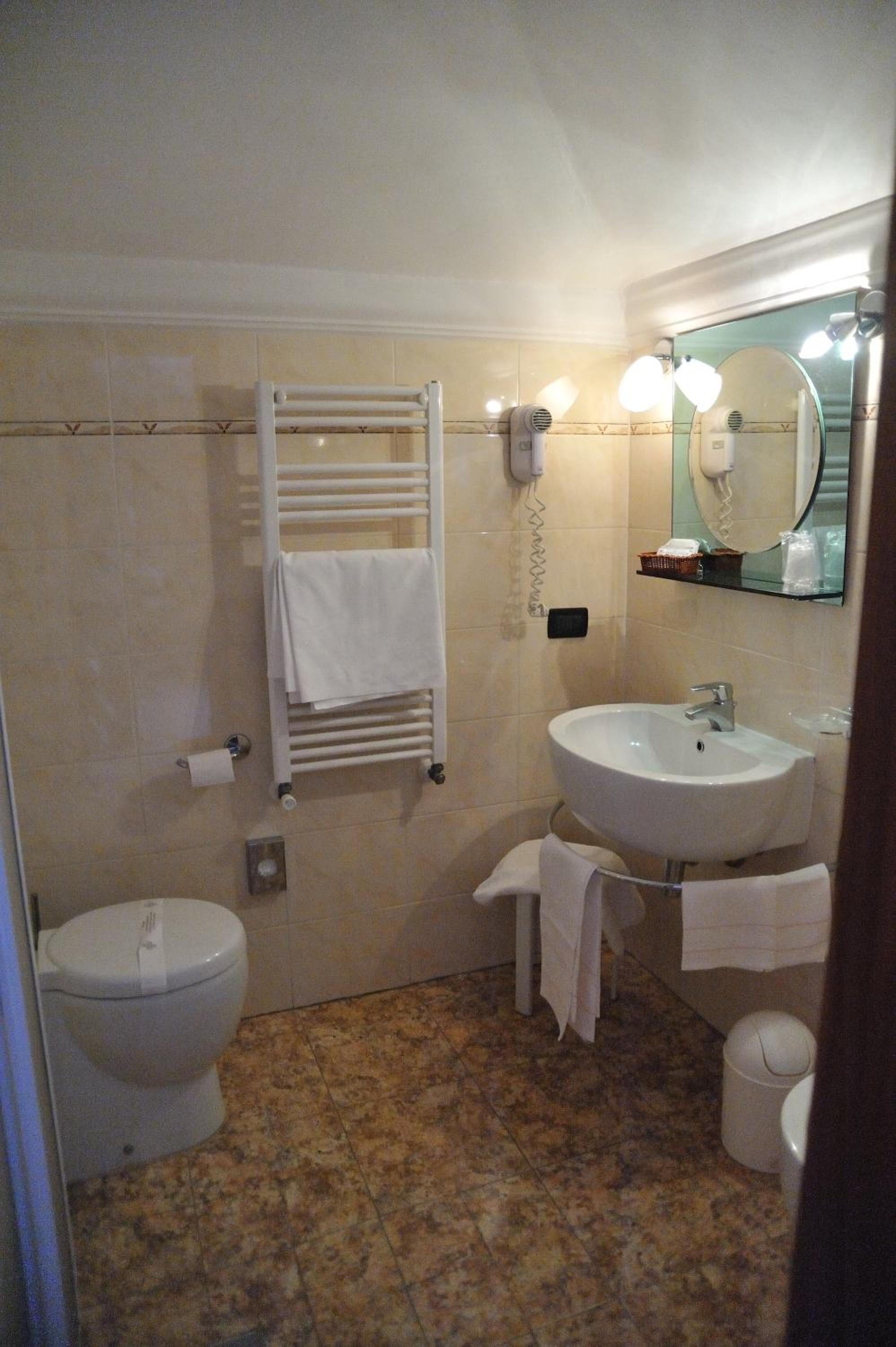 Double or Twin Room with Private Bathroom photo 2