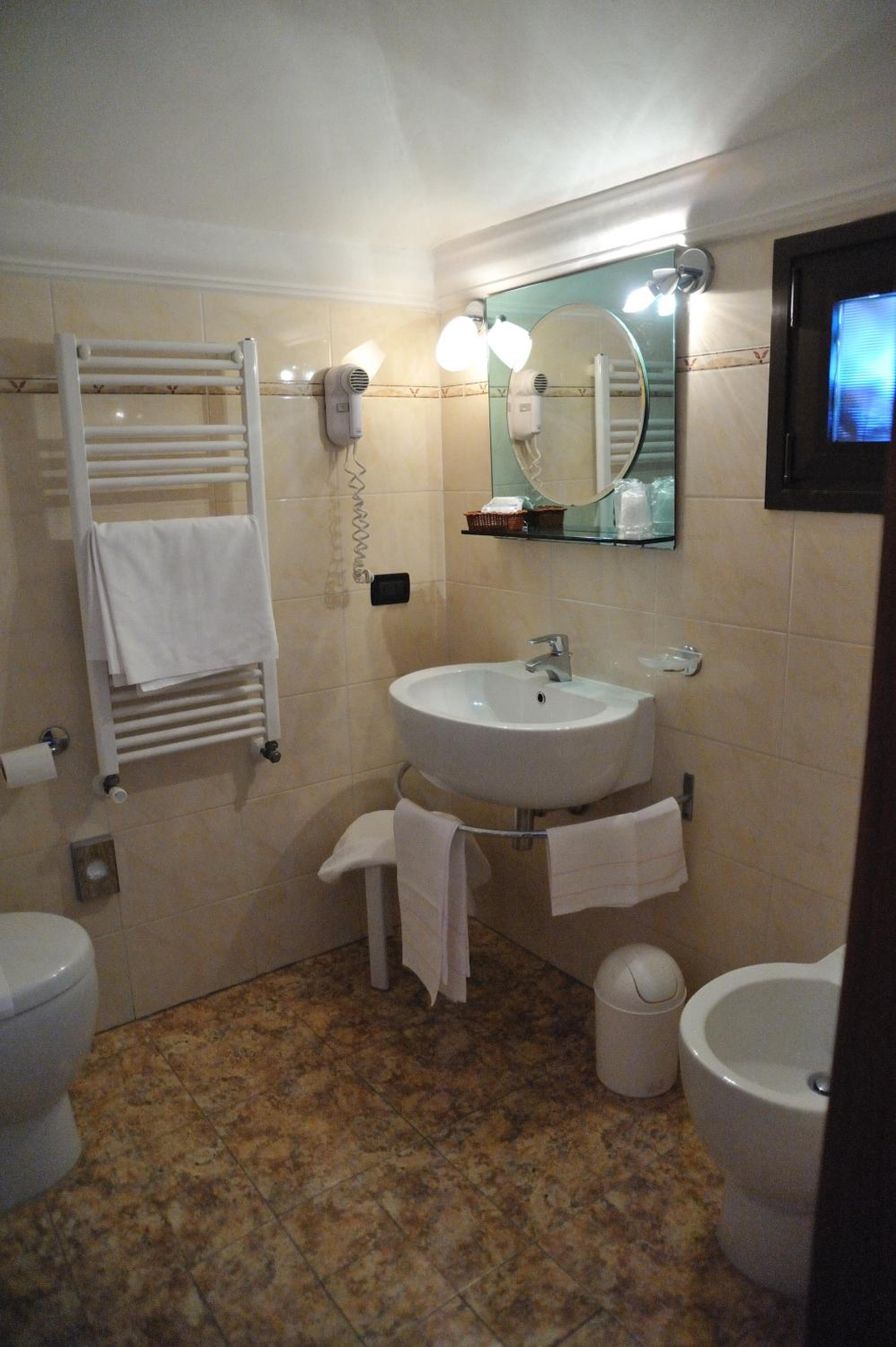 Double or Twin Room with Private Bathroom photo 3