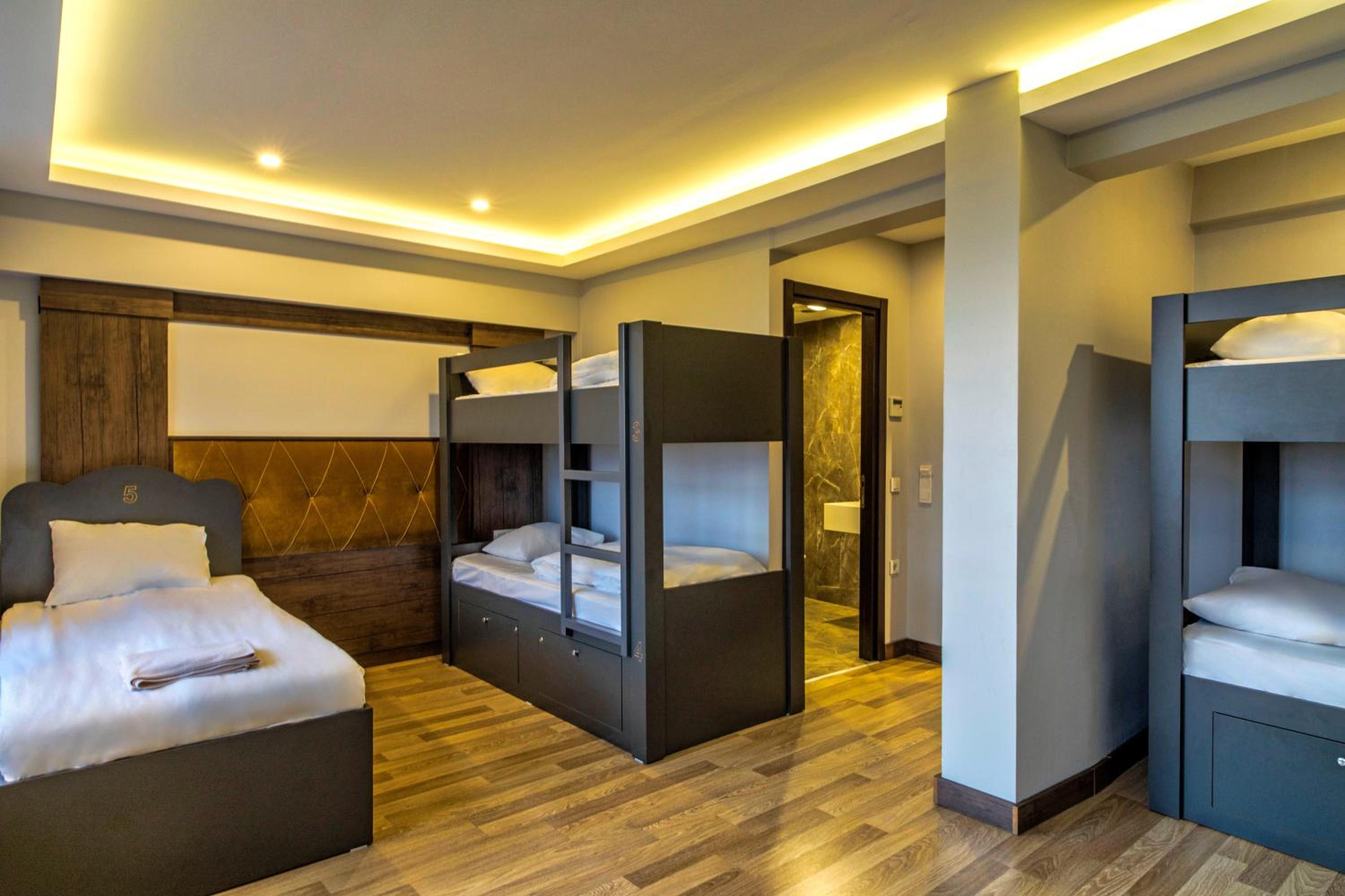 Bed in 8-Bed Mixed Dormitory Room photo 1