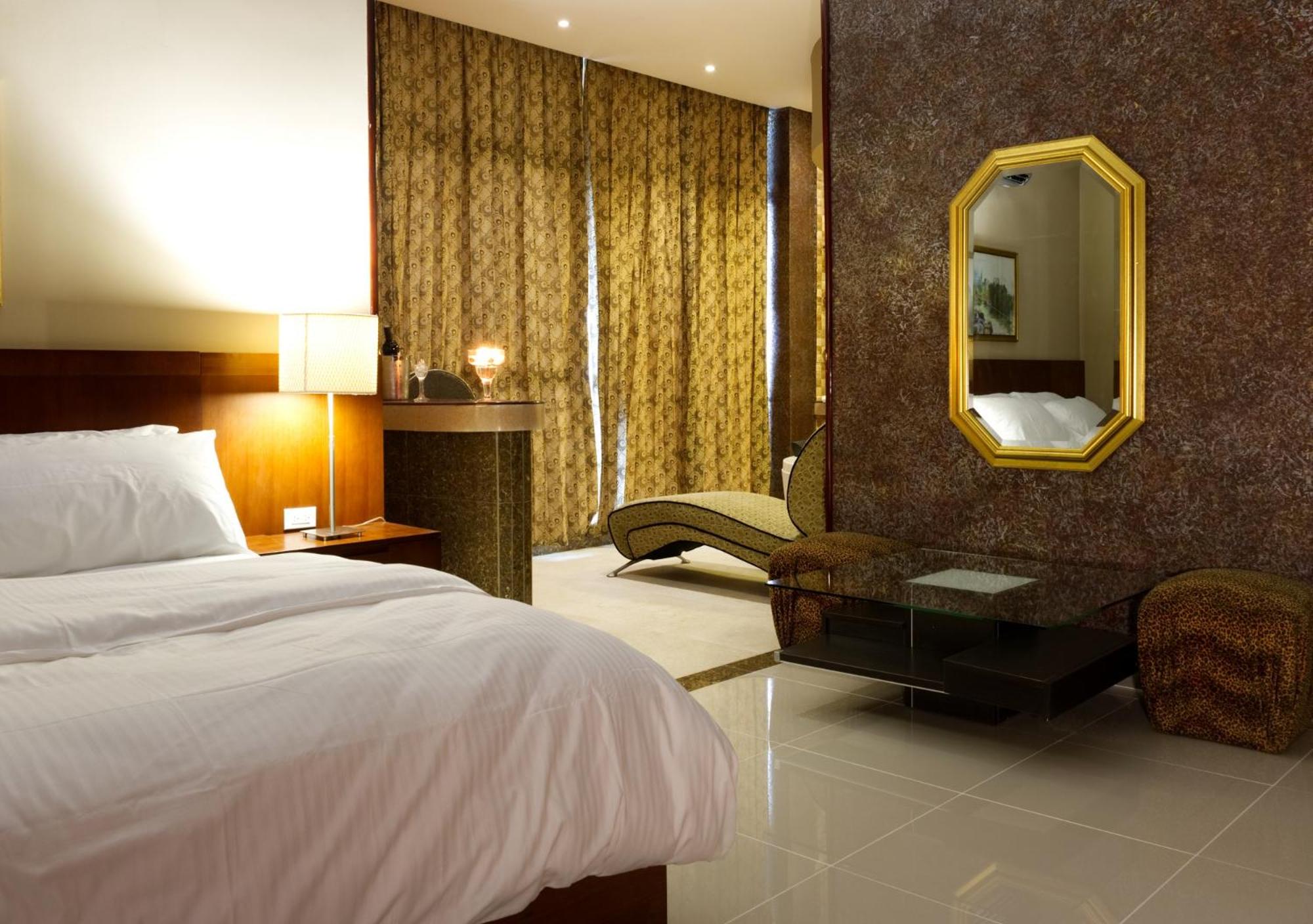 King Suite with Spa Bath photo 1