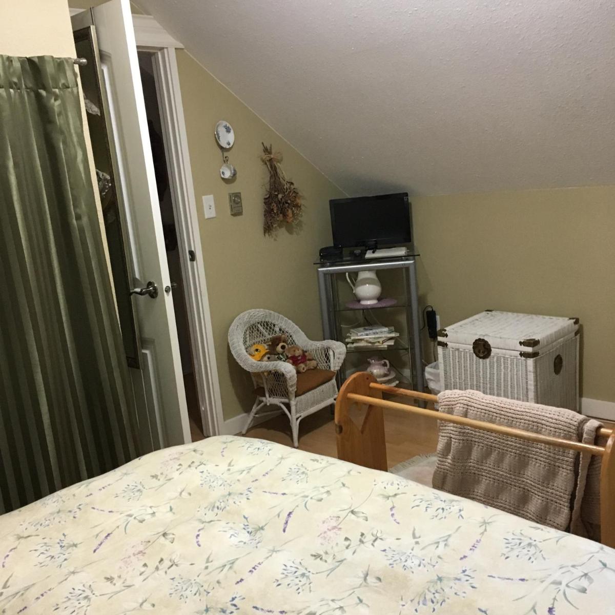 Queen Room with Shared Bathroom