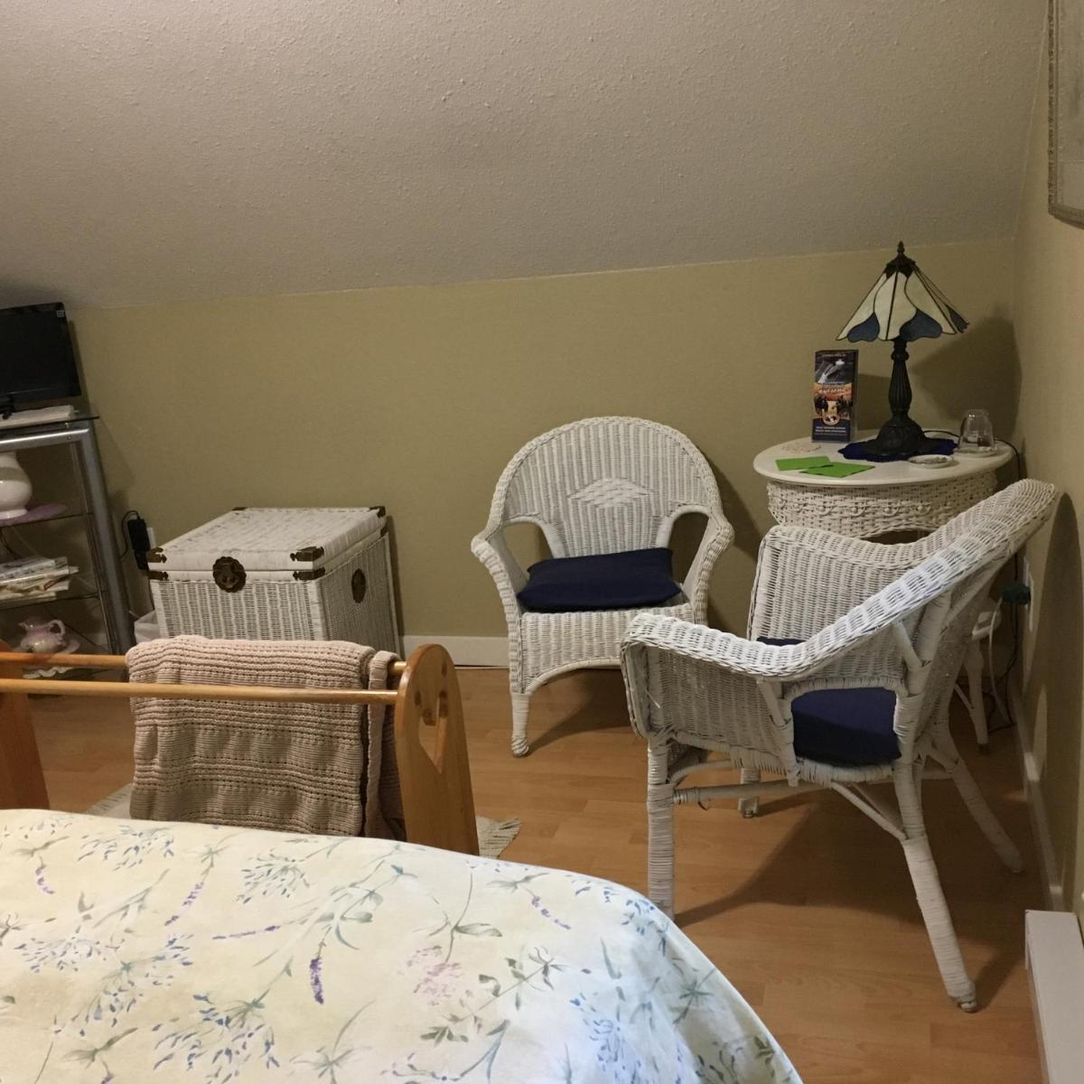 Queen Room with Shared Bathroom photo 2