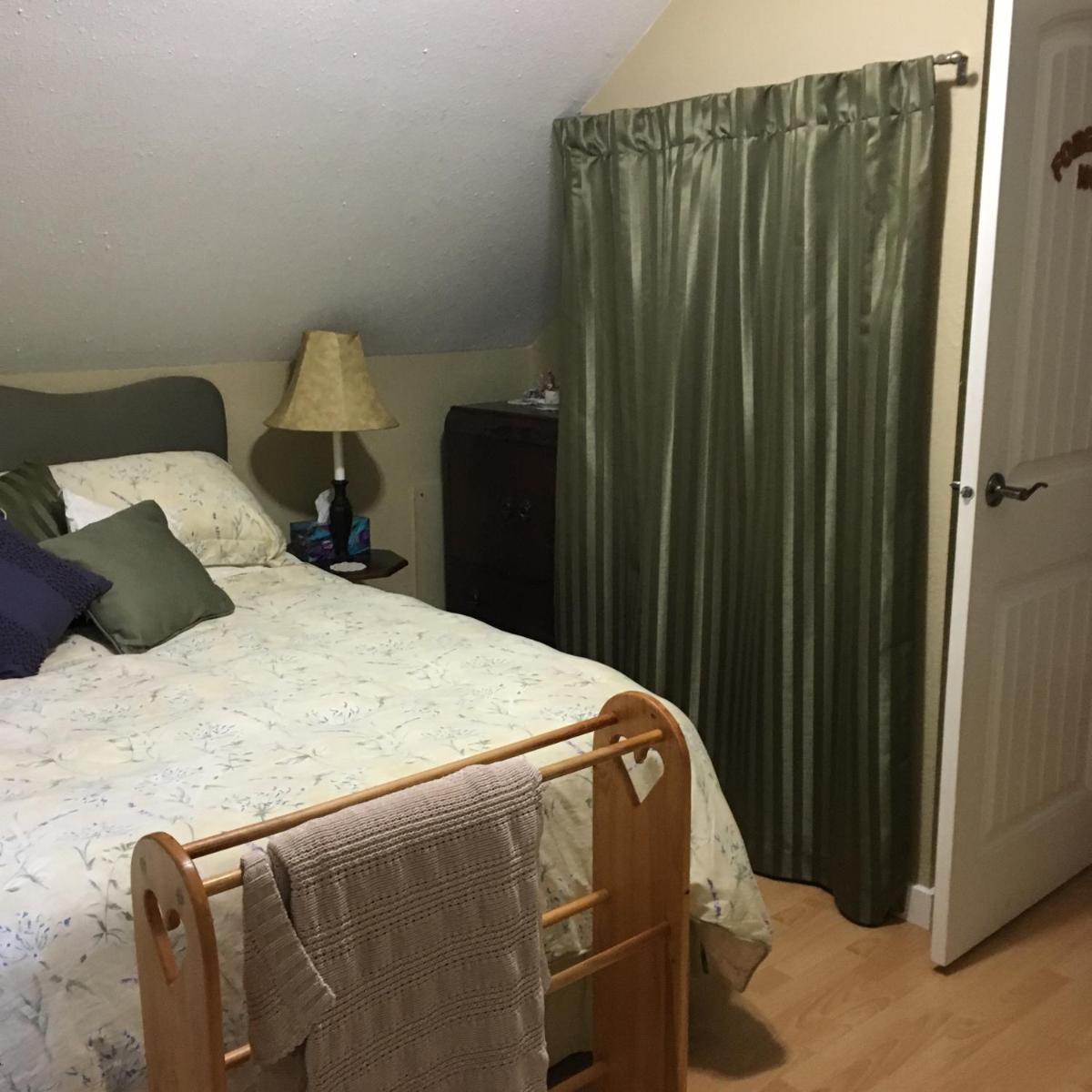Queen Room with Shared Bathroom photo 3