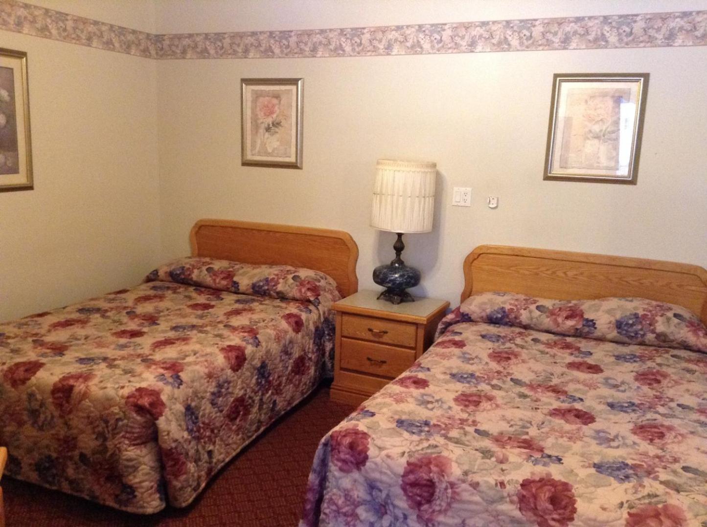 Double Room with Two Queen Beds - Photo 26