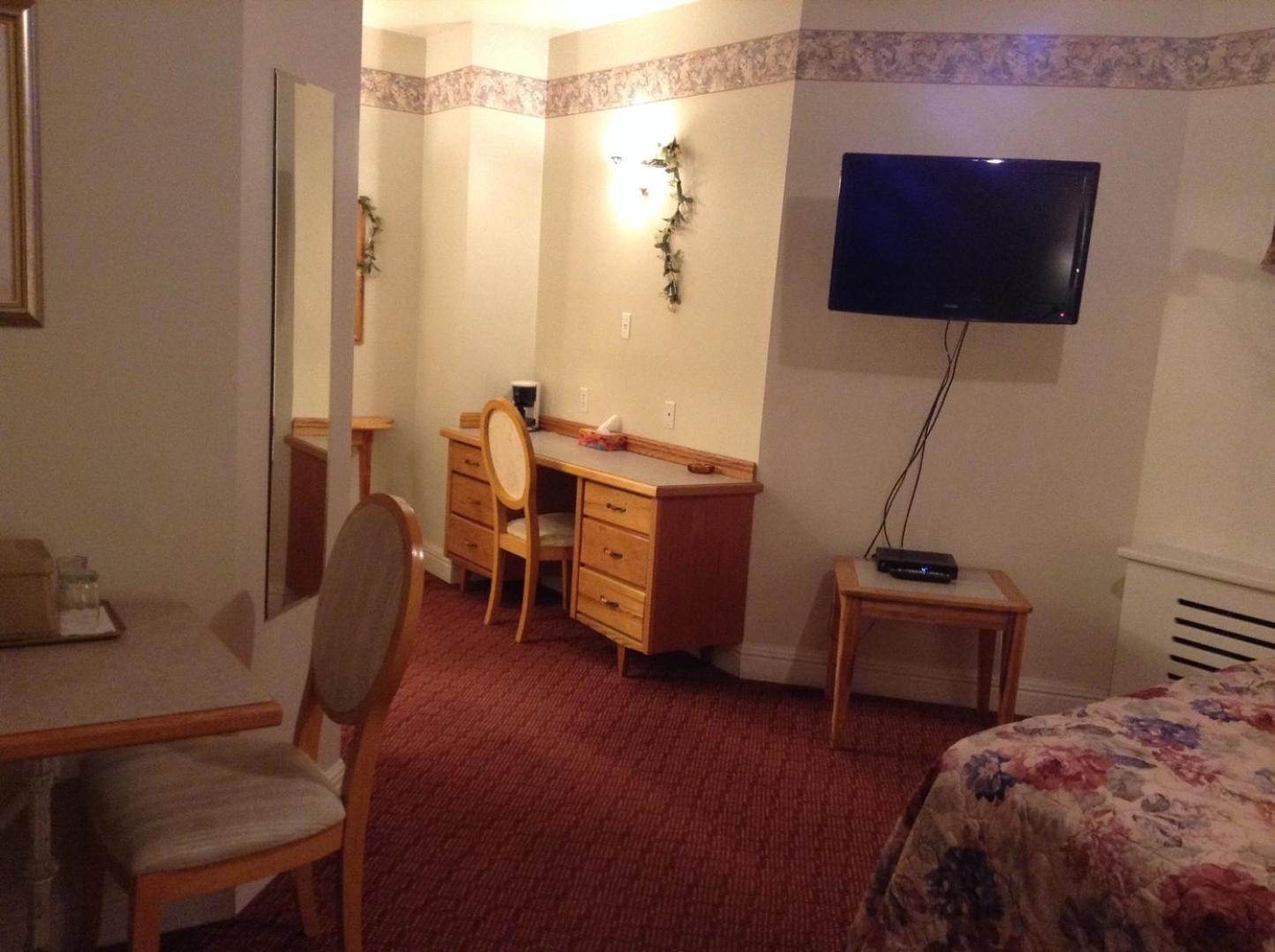 Superior Queen Room with Two Queen Beds - Photo 4