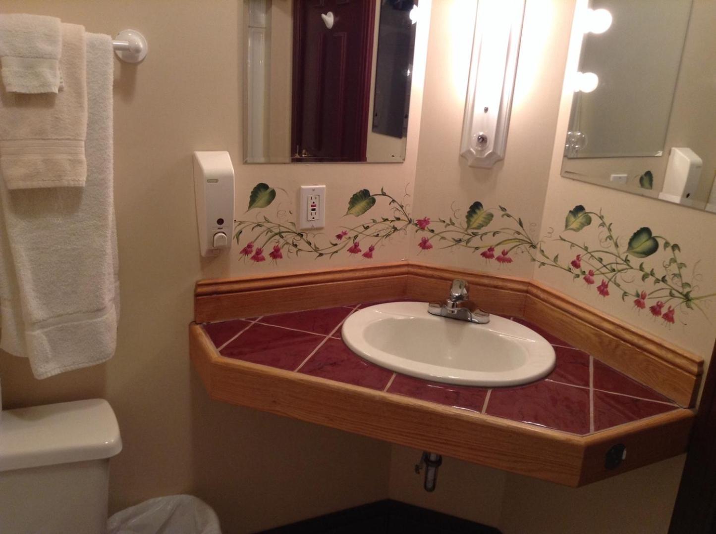 Queen Room - Photo 8
