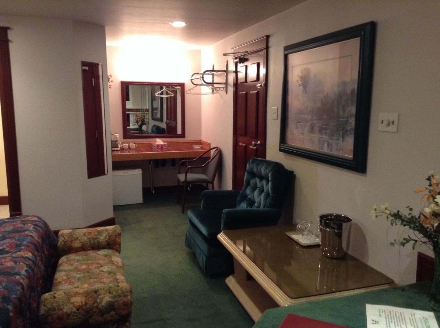Superior Queen Room with Two Queen Beds - Photo 11