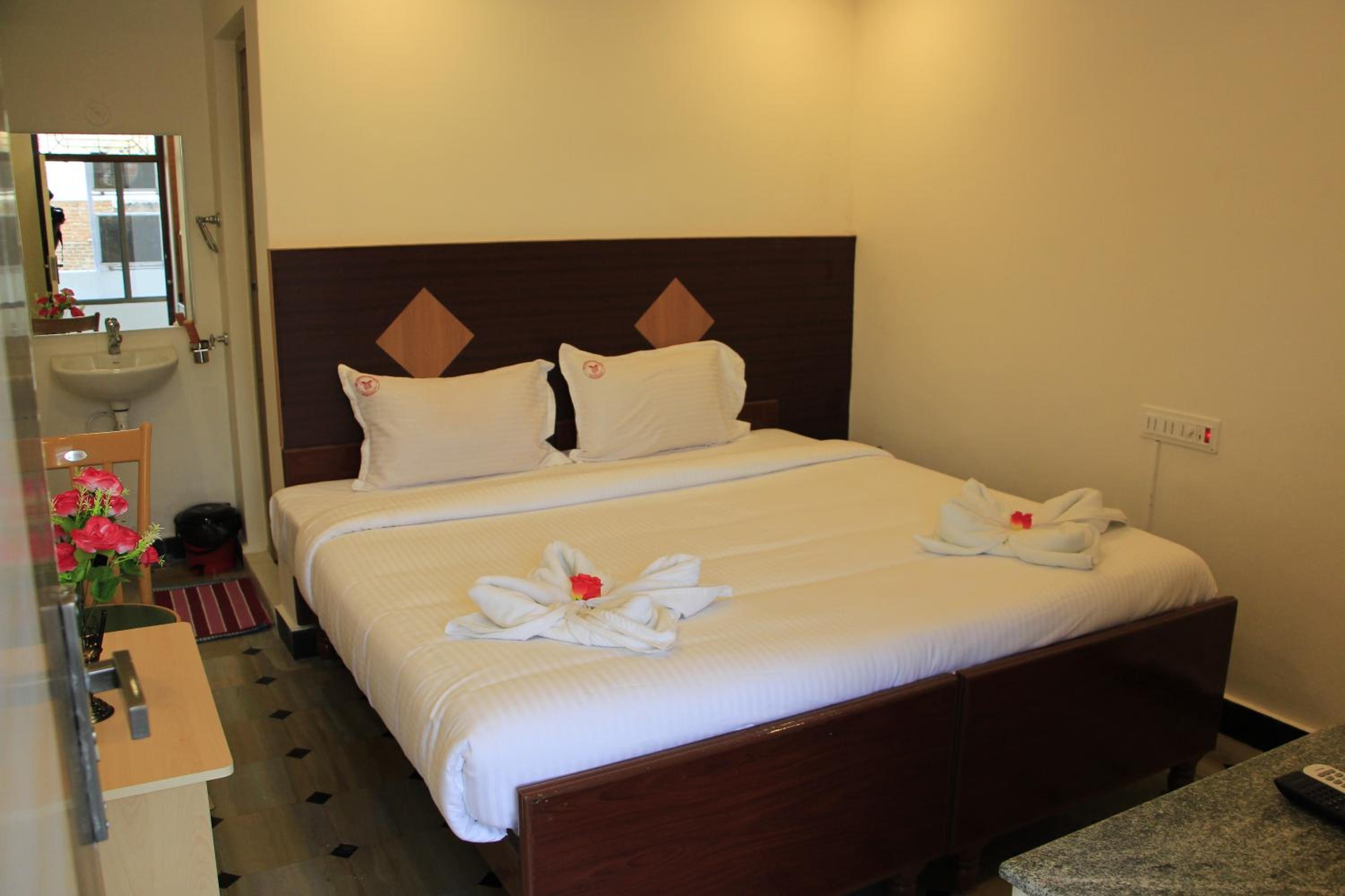 Deluxe Double Room (2 Adults + 1 Child) photo 1