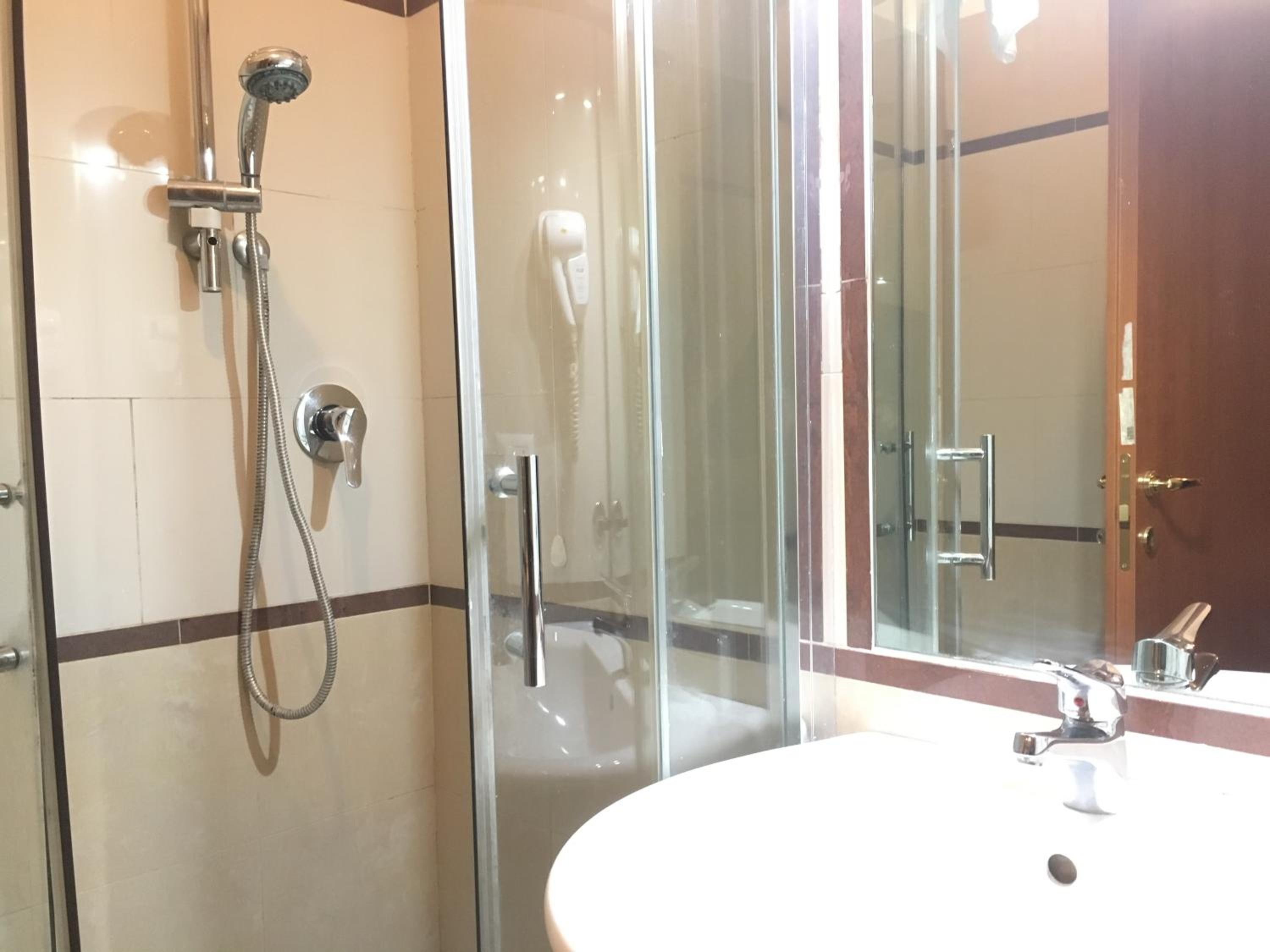 Quadruple Room with Private Bathroom photo 2
